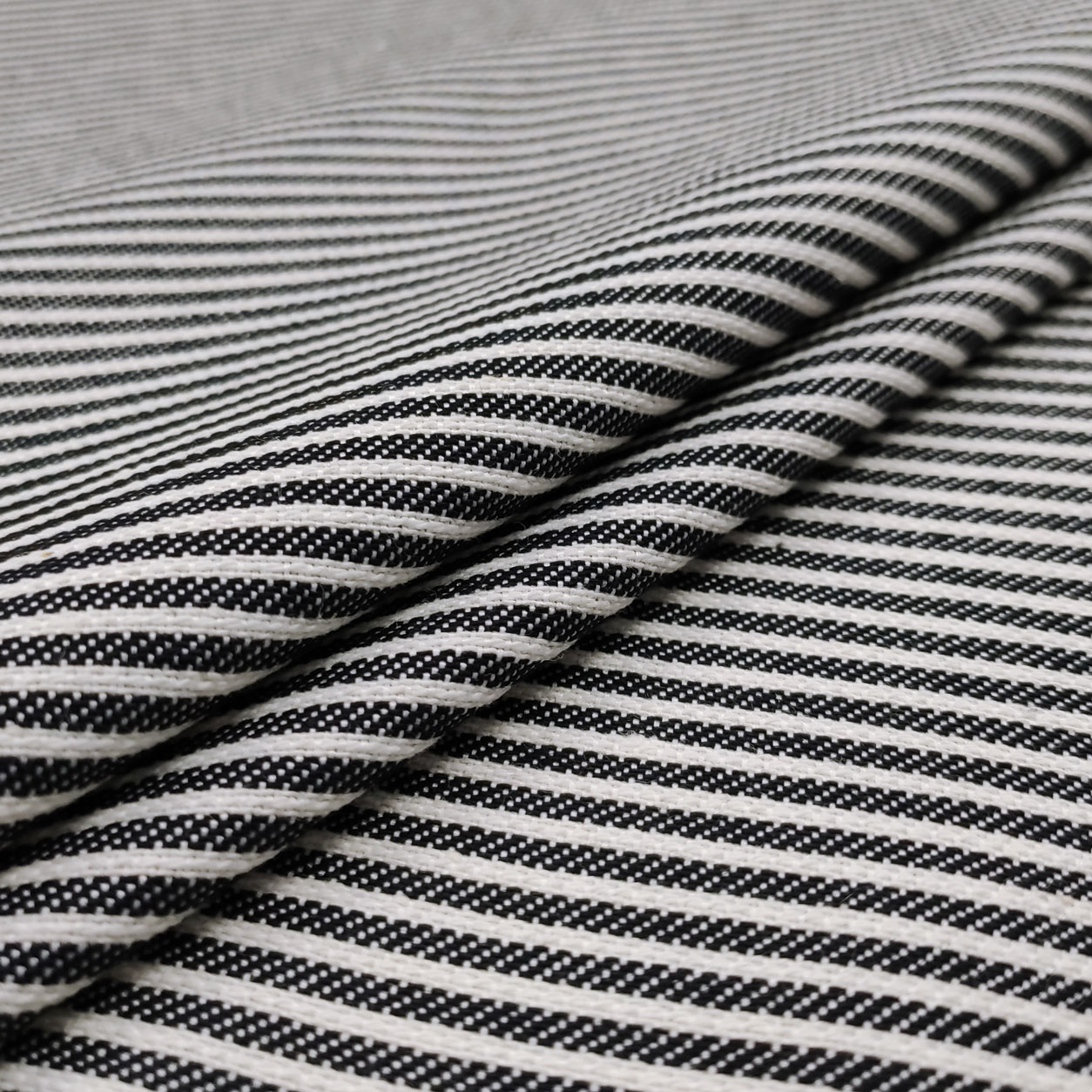 Schwarzer und weißer Jacquard-Stoff mit dünnen Streifen für die Einrichtung