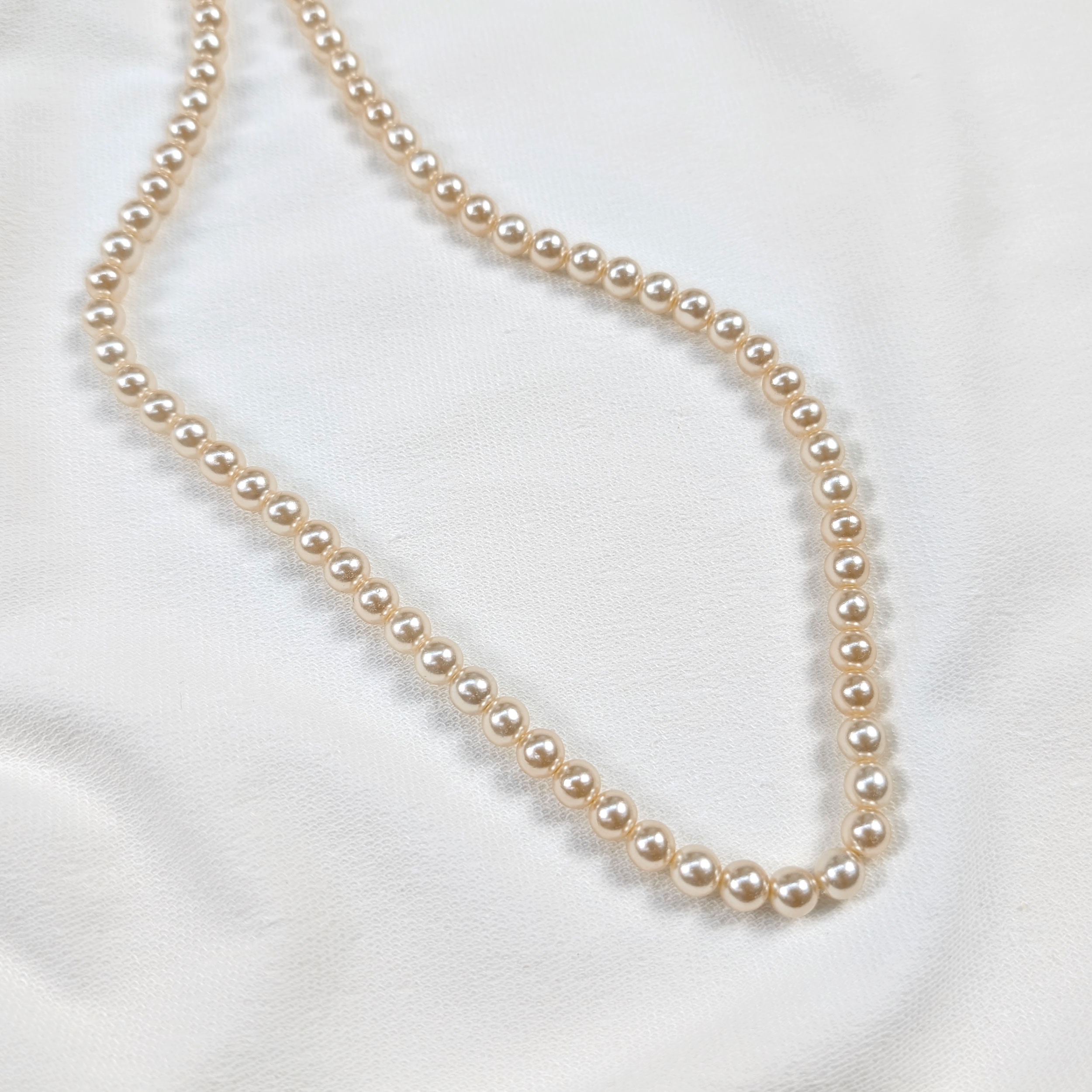 Collier de perles beiges Ø 0,8 cm Image