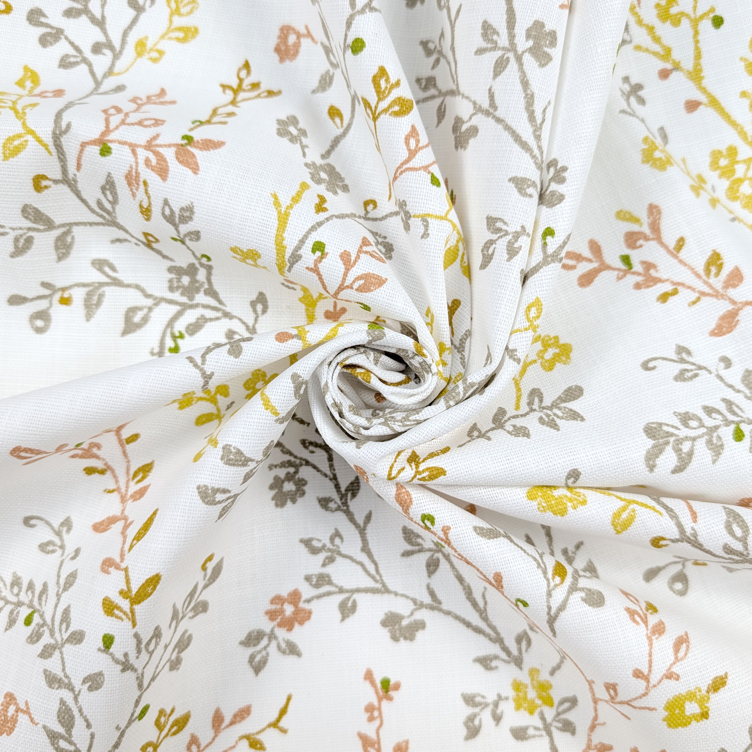 Lin de coton meublant les branches avec des fleurs aux tons chauds Image