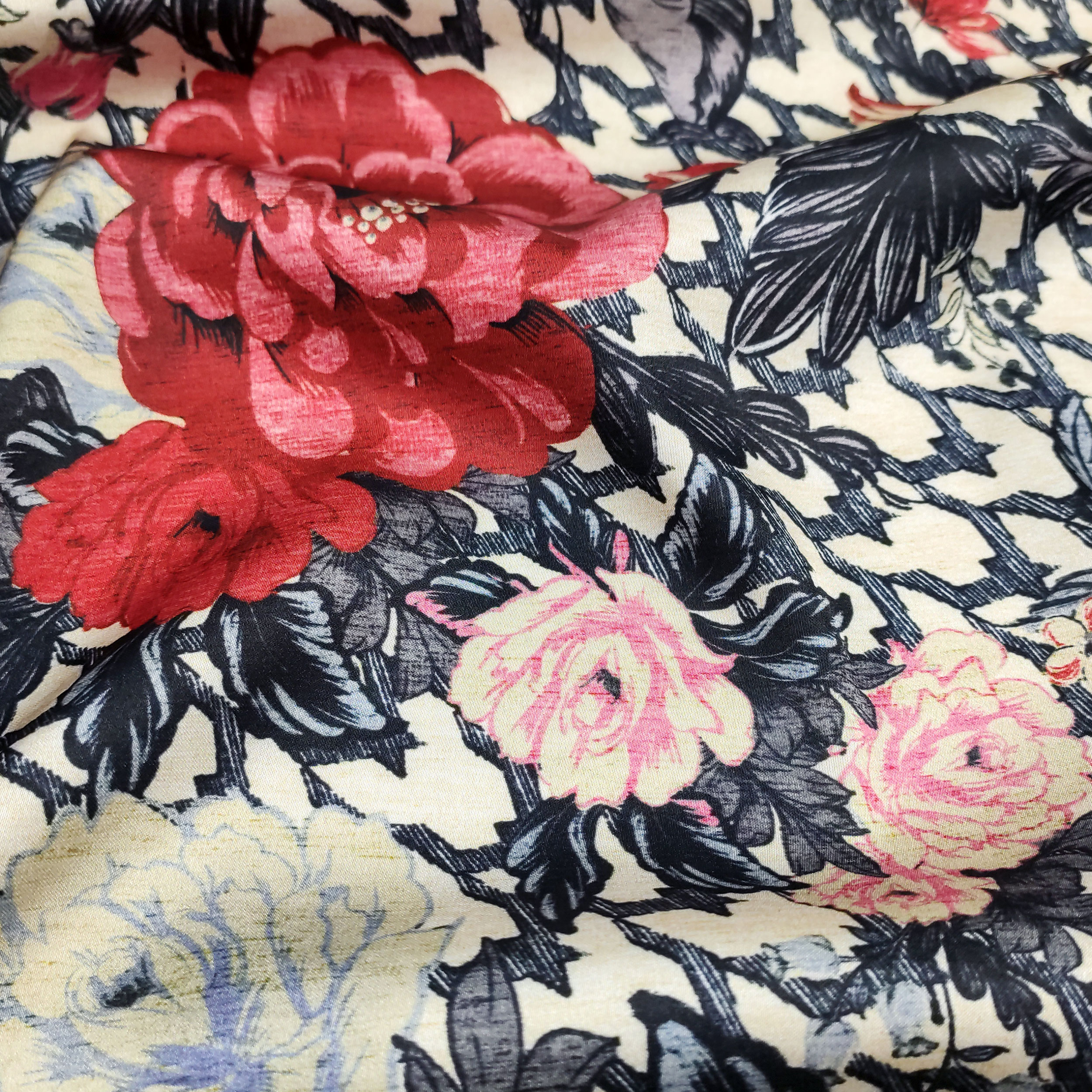 Set Satin High Fashion Fantasy Flowers et Red Roses Image