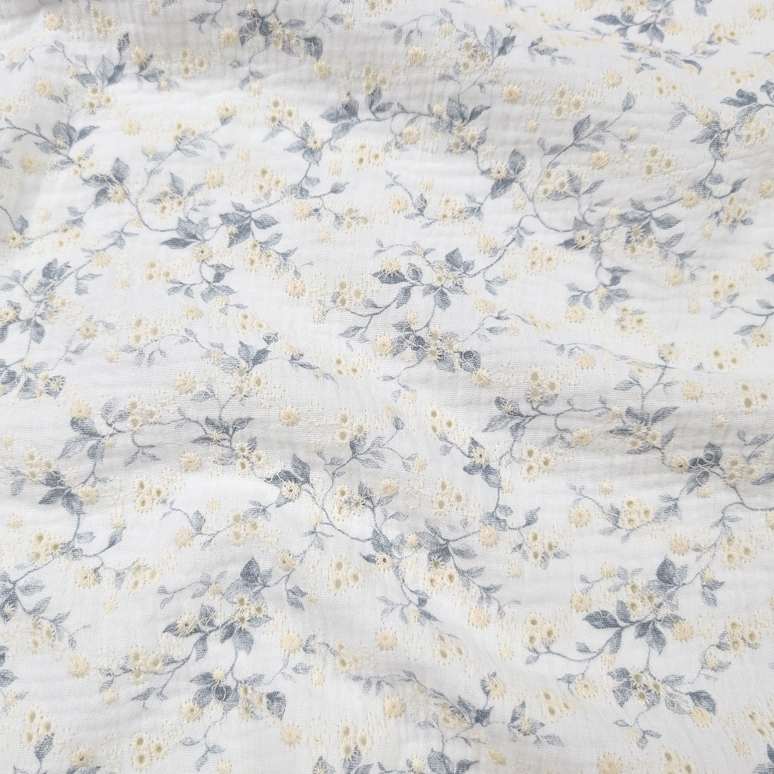 Sangallo Double Mousseline blanche Branches bleues et fleurs crème Image