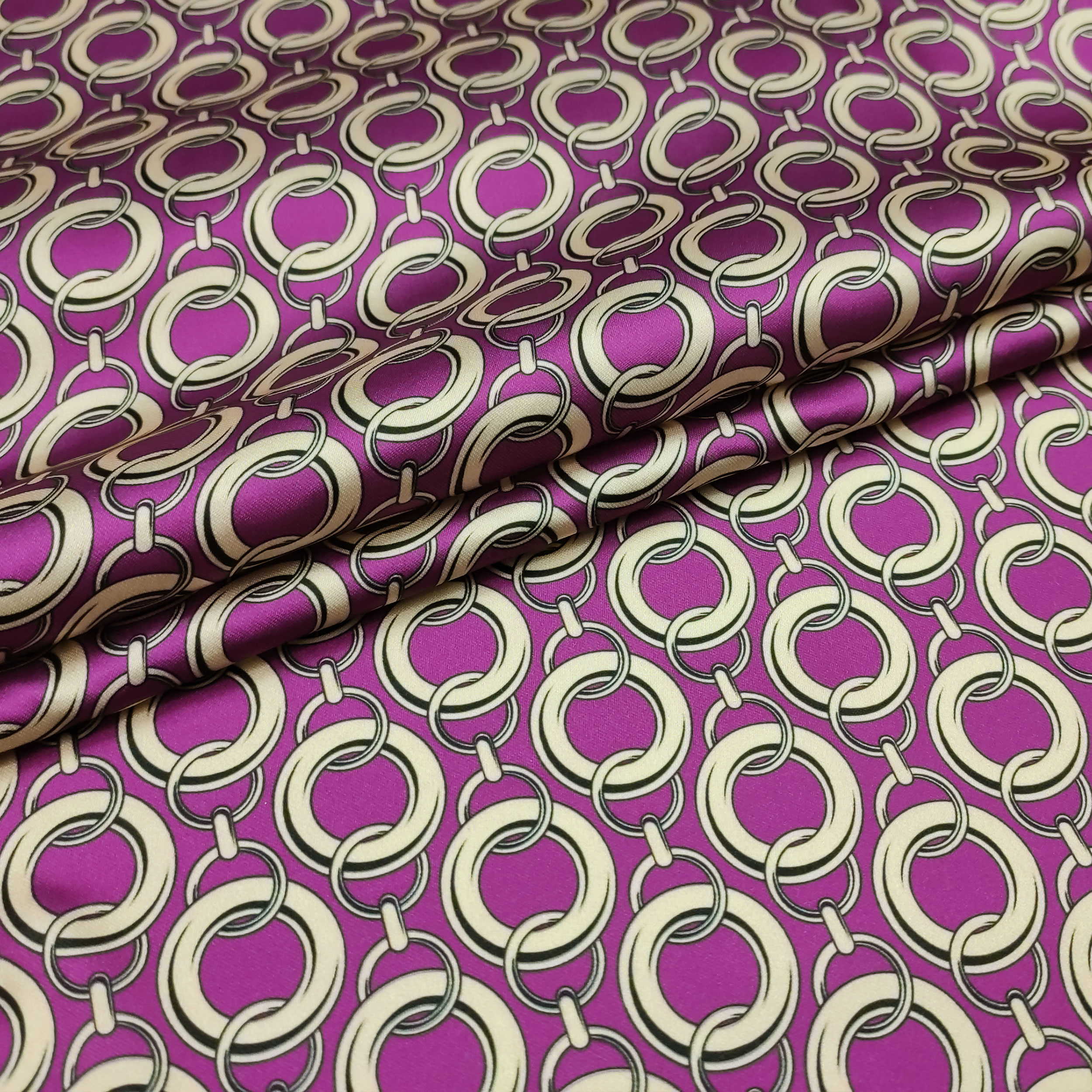 Découpe Satin Cady Set Chains Orchid Background 50x150 cm Image