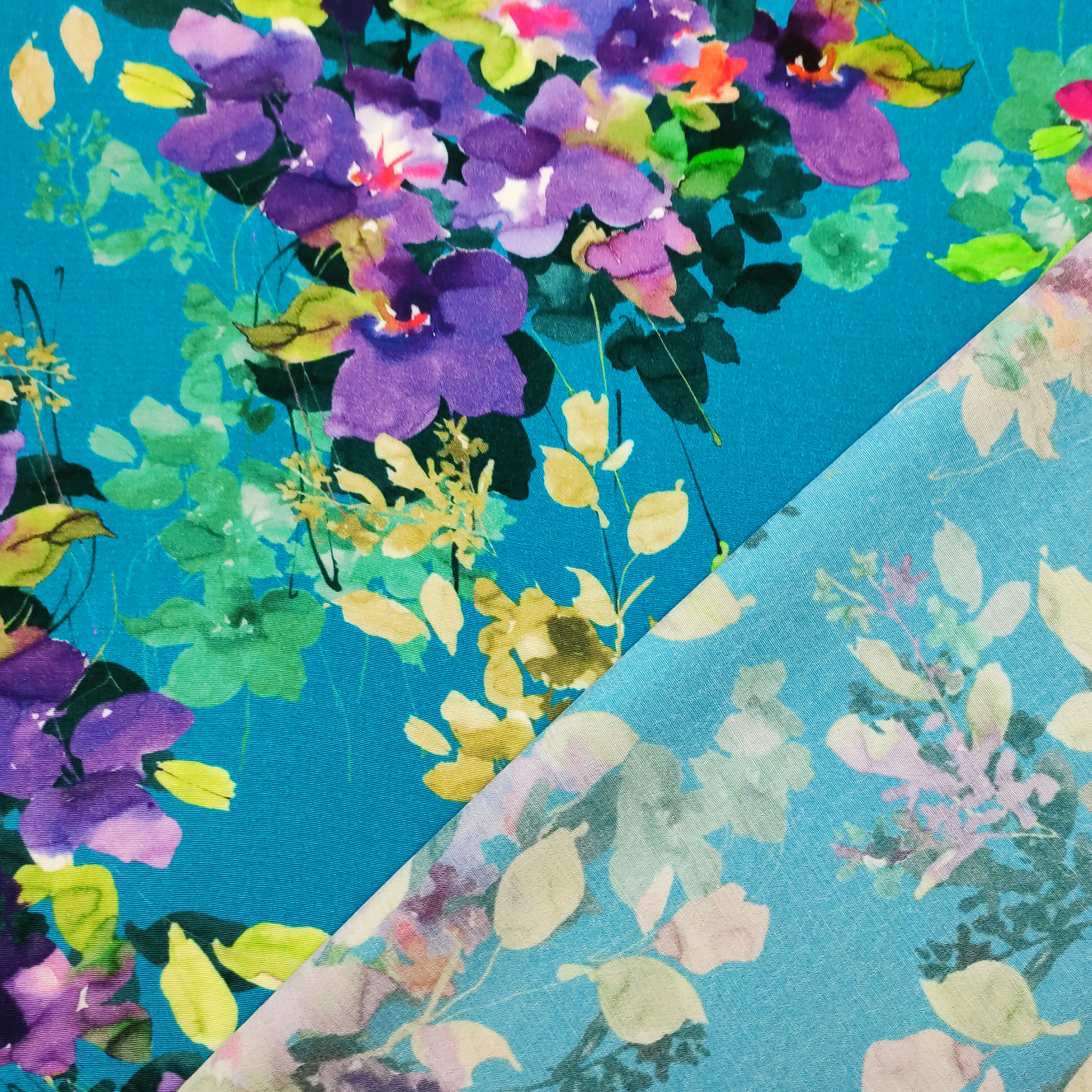 Mezcla de flores de seda de colores Fondo turquesa