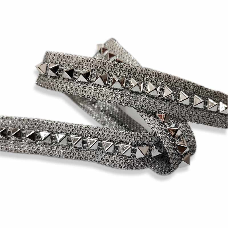 Clous carrés de passementerie sur fond de Lurex gris Image