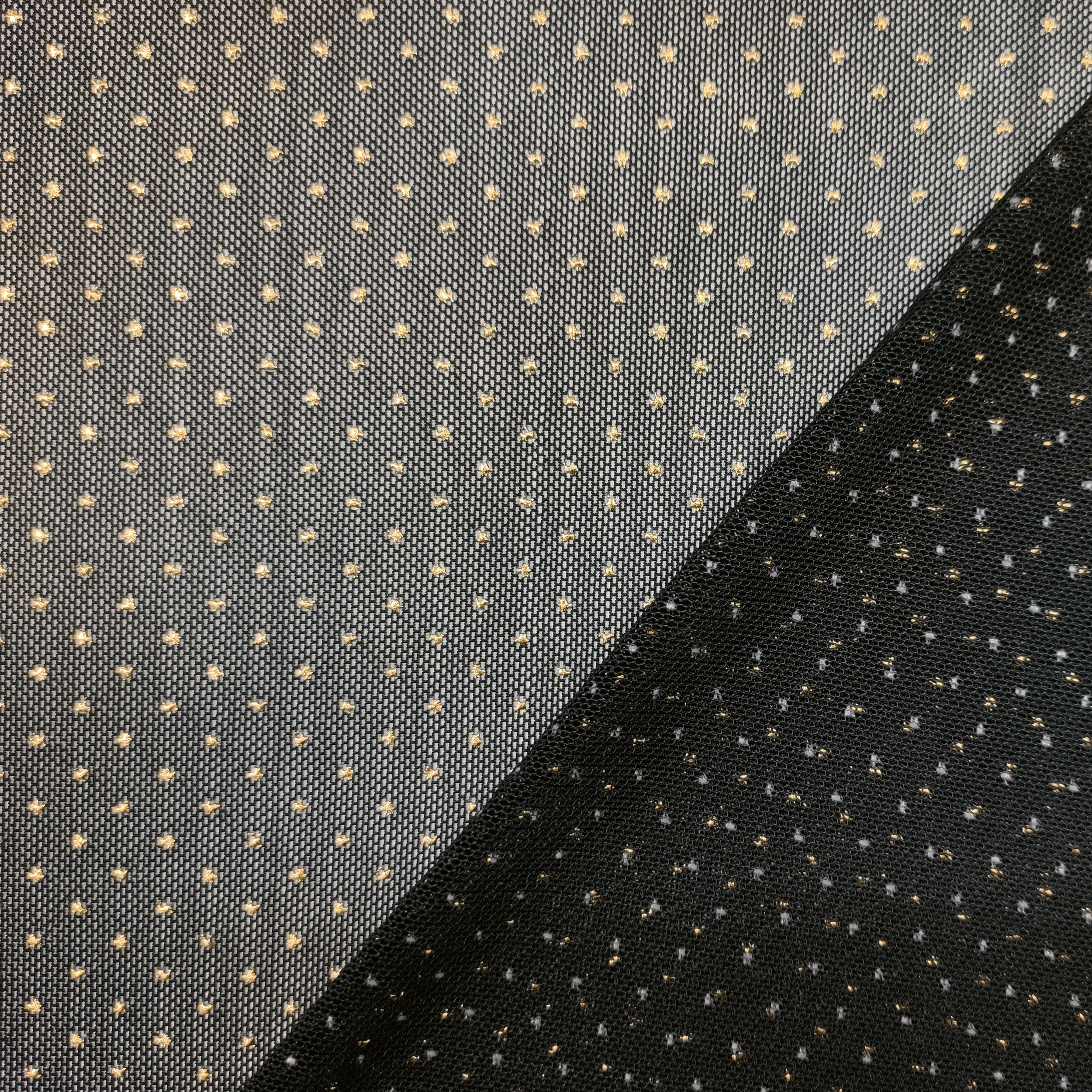 Schwarzer Stretch-Tüll mit goldenen Polka Dots