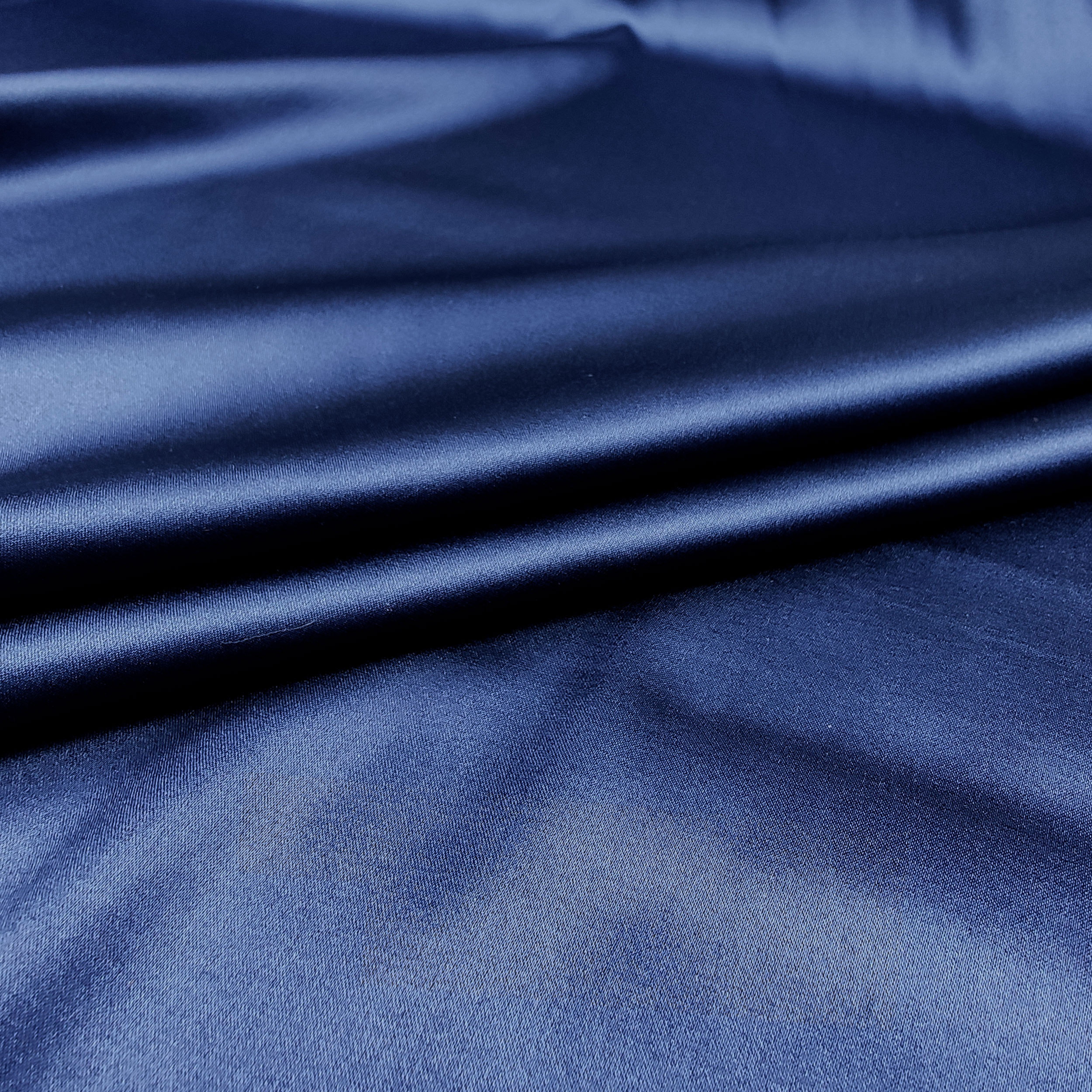 Tissu extensible en satin de soie bleu Image