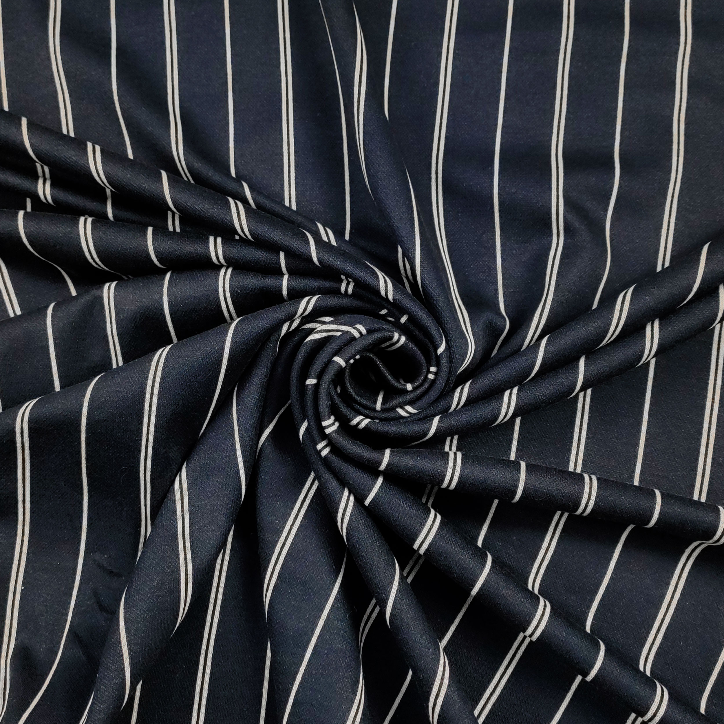 Pullover-T-Shirt Weiße Streifen Blauer Hintergrund