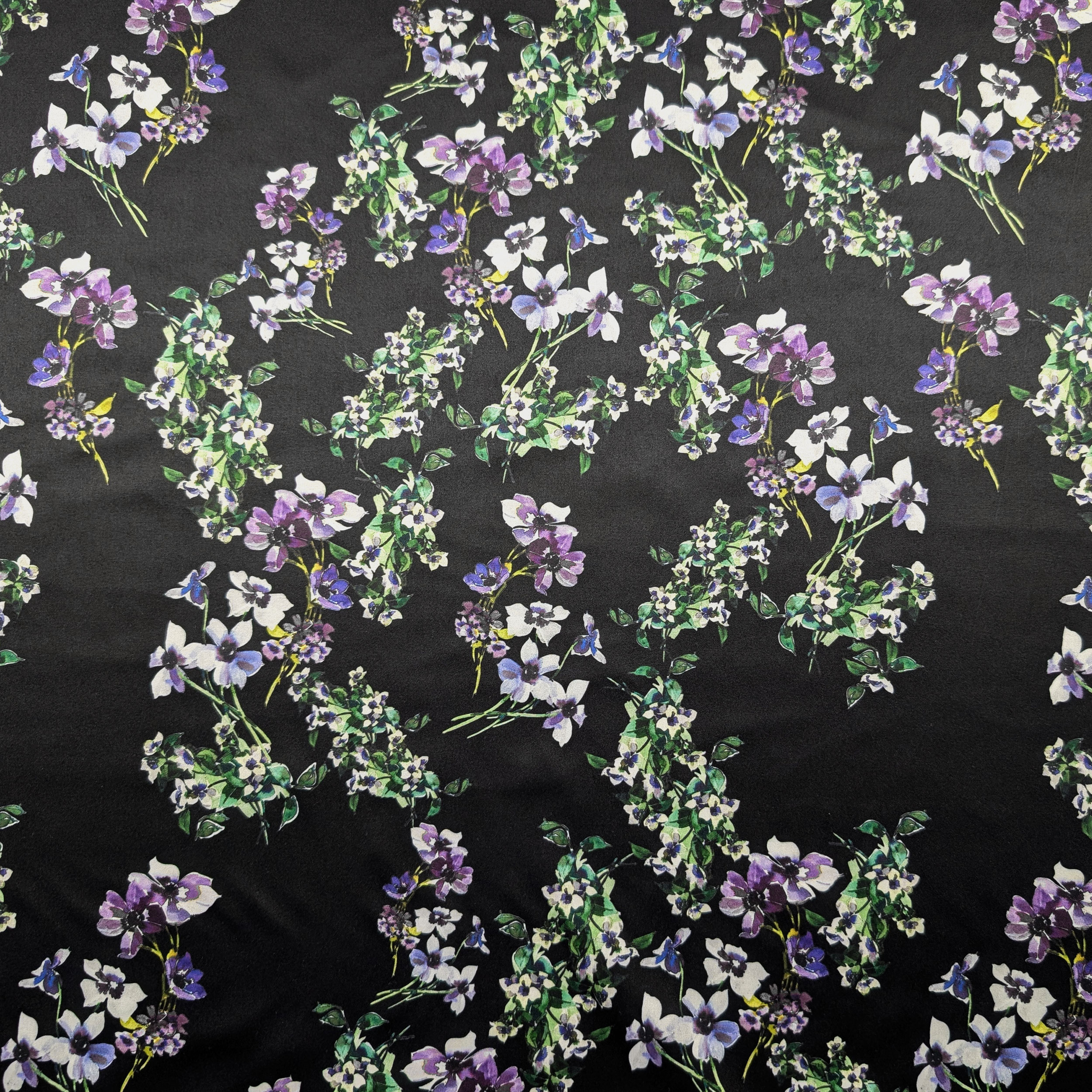 Satin élastiqué Fleurs lilas Fond noir Image