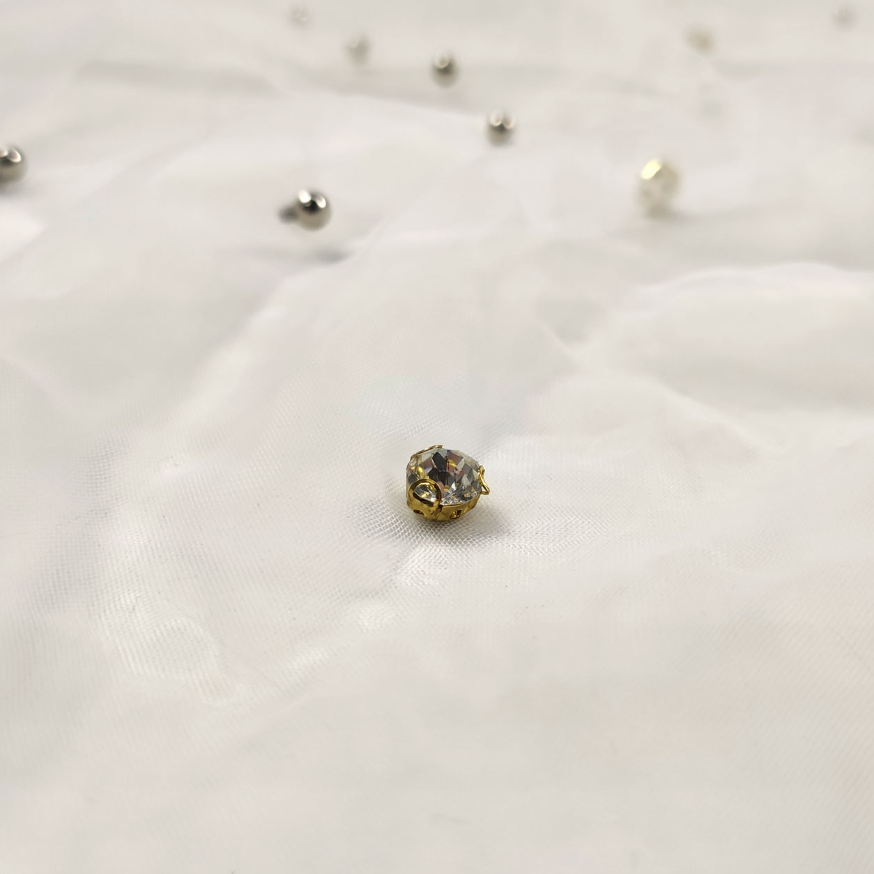 tulle-bianco-perle-e-pietre-dettaglio