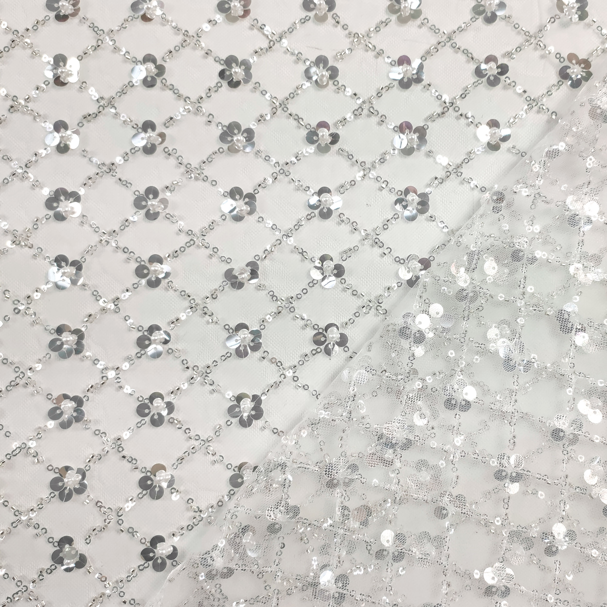 Tulle de mariée brodé de perles et de paillettes blanc