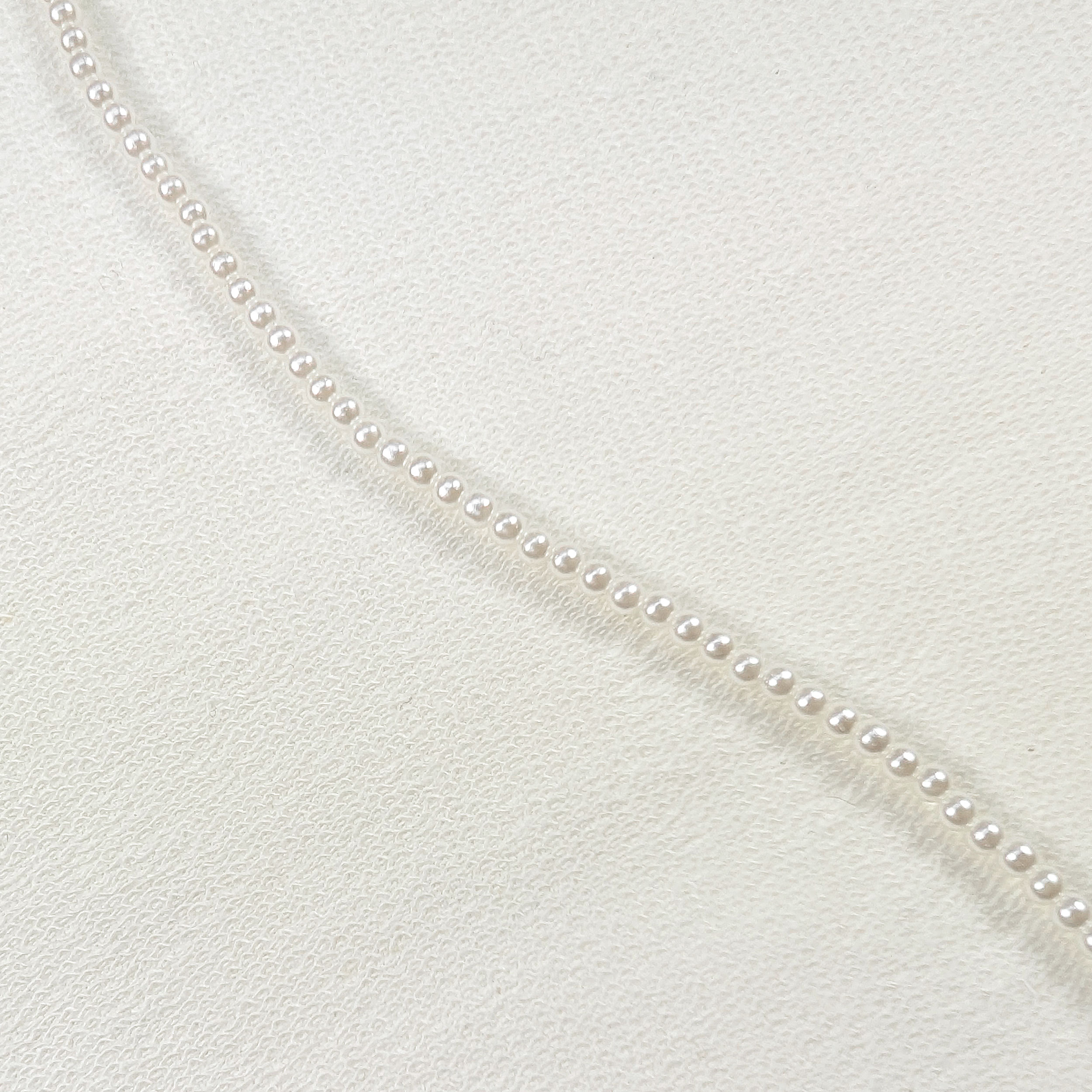 Perlenkette aus Perlmuttperlen Ø 0,3 cm Image