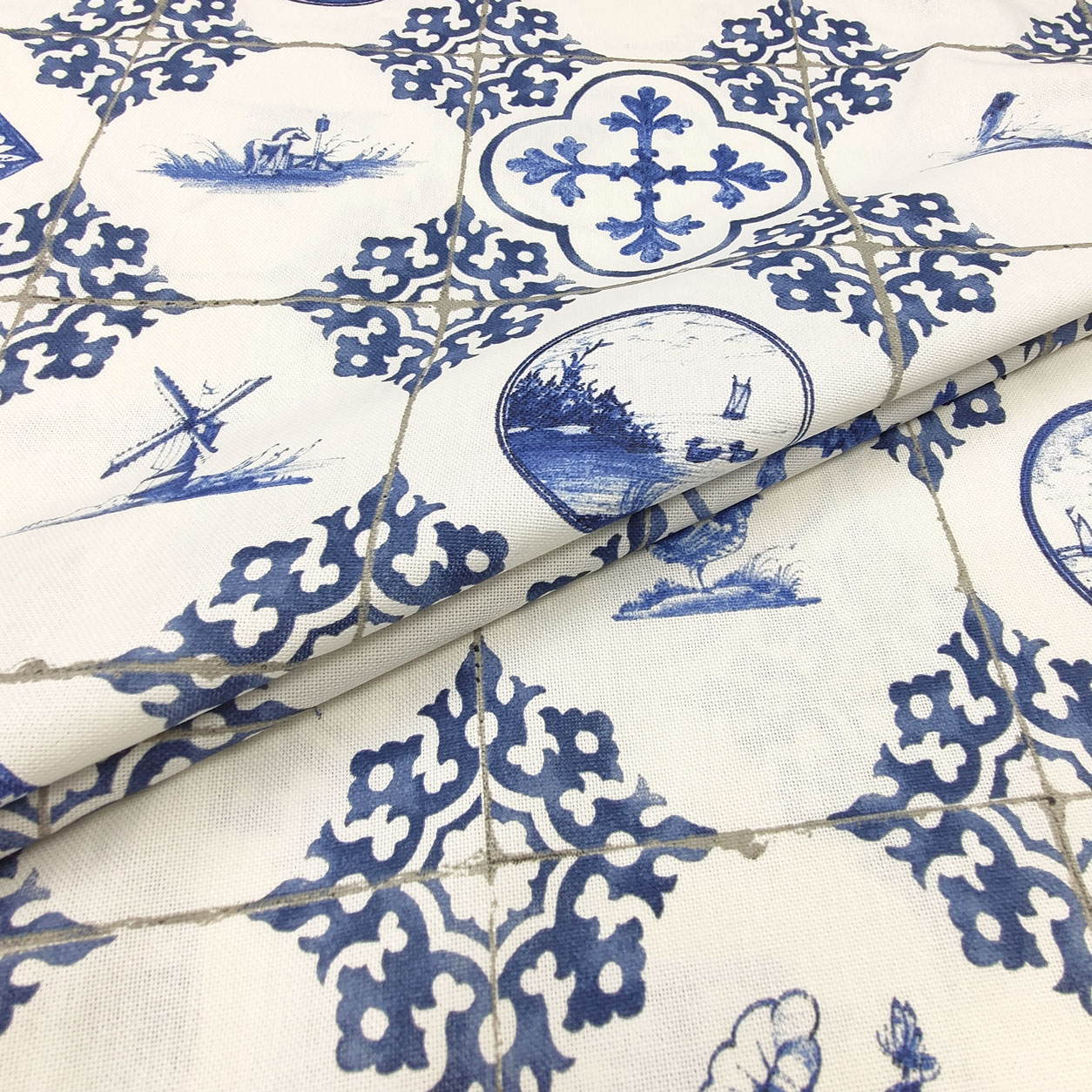 tessuto-misto-cotone-piastrelle-con-decori-blu