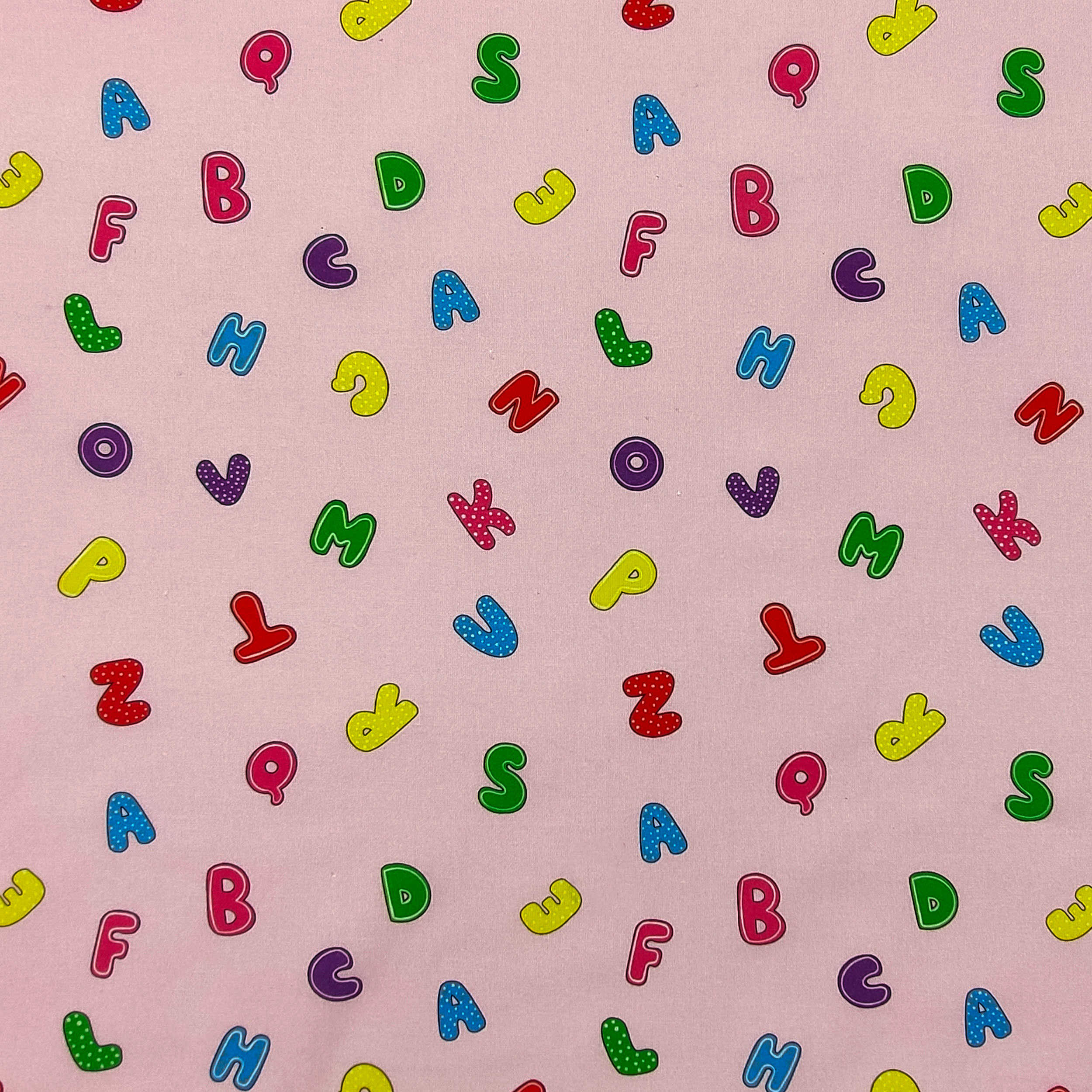 Tissu de coton Alphabet Lettres fond rose
