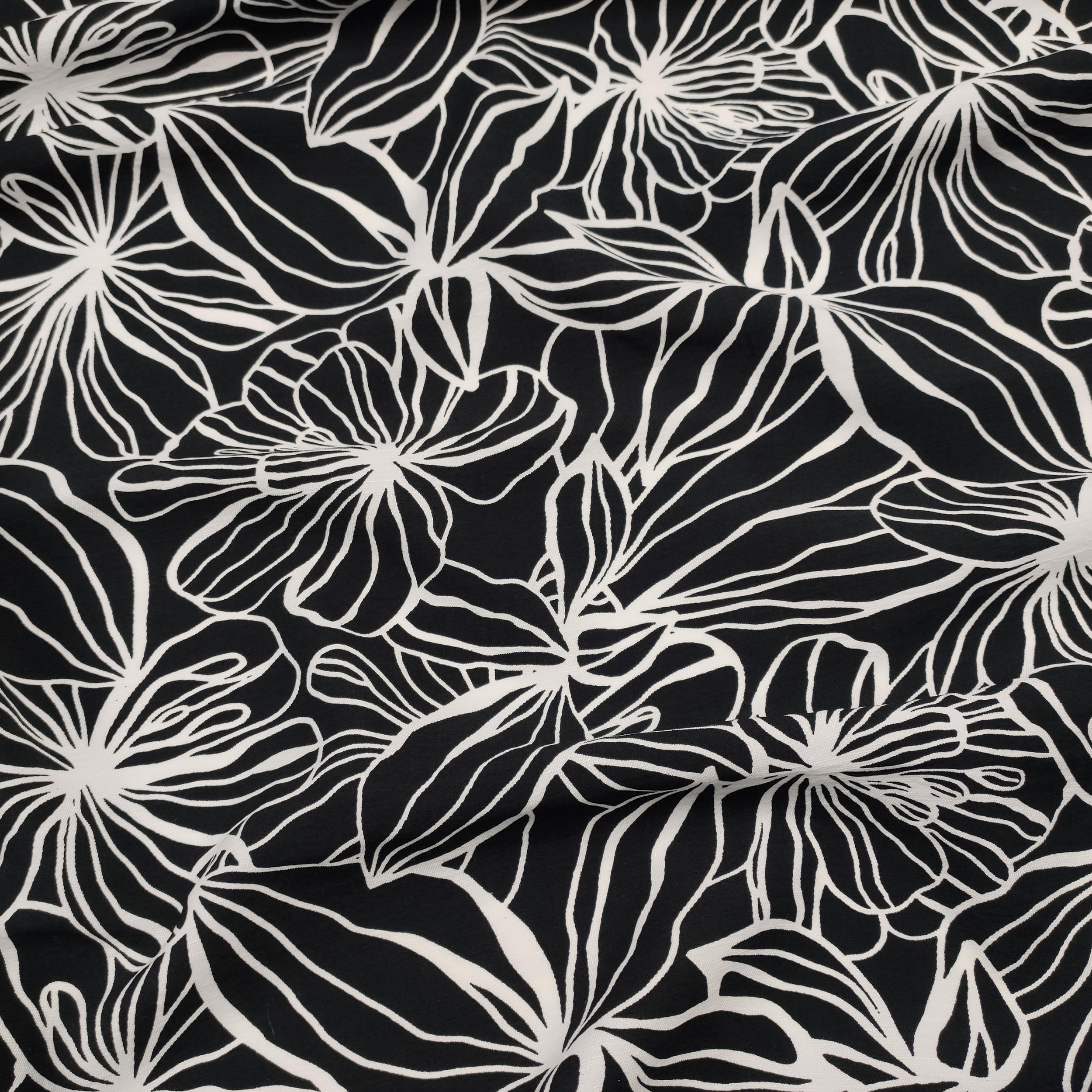Mezcla de viscosa Grandes flores blancas Fondo negro