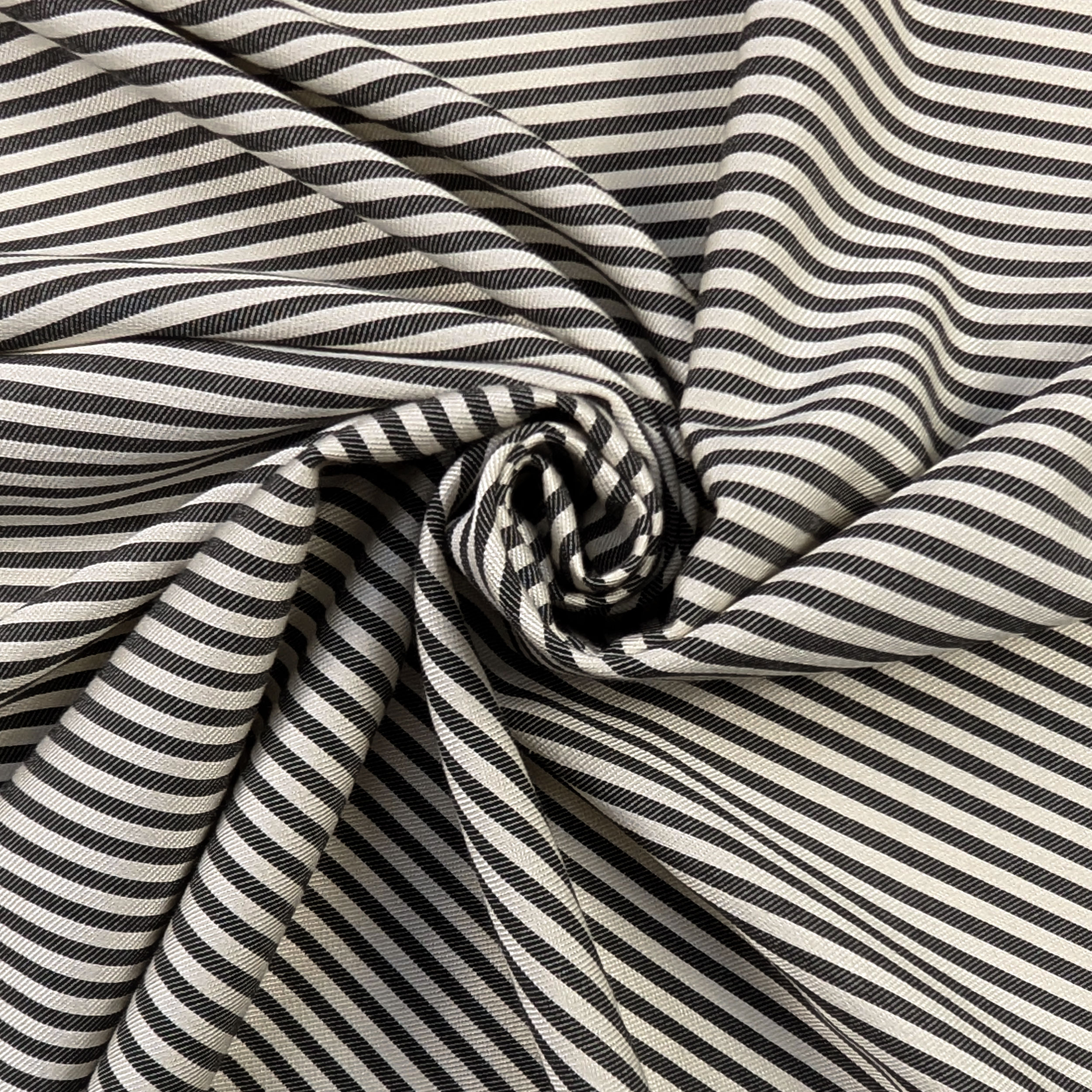Rayures horizontales en coton mélangé noir et crème Image