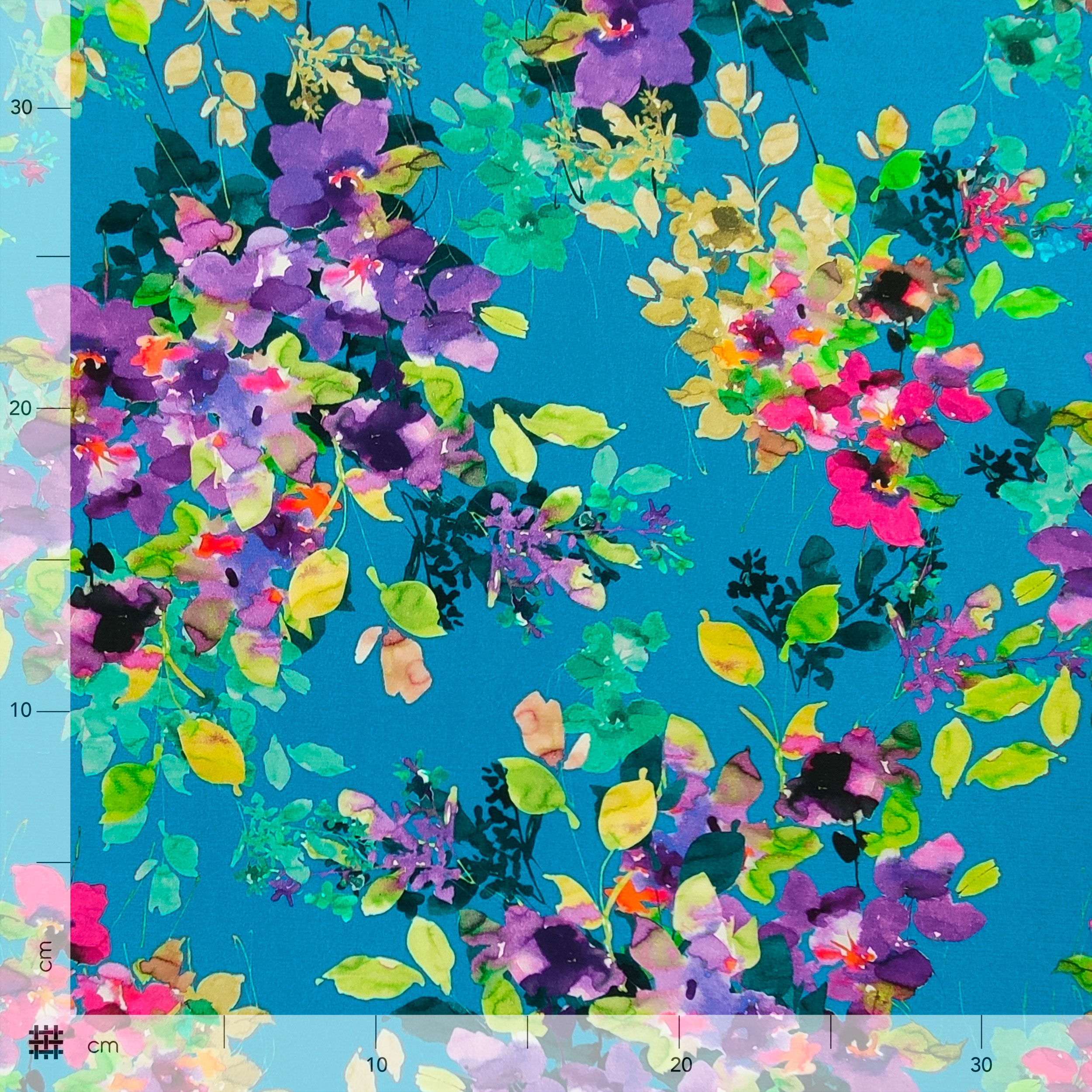 Mezcla de flores de seda de colores Fondo turquesa