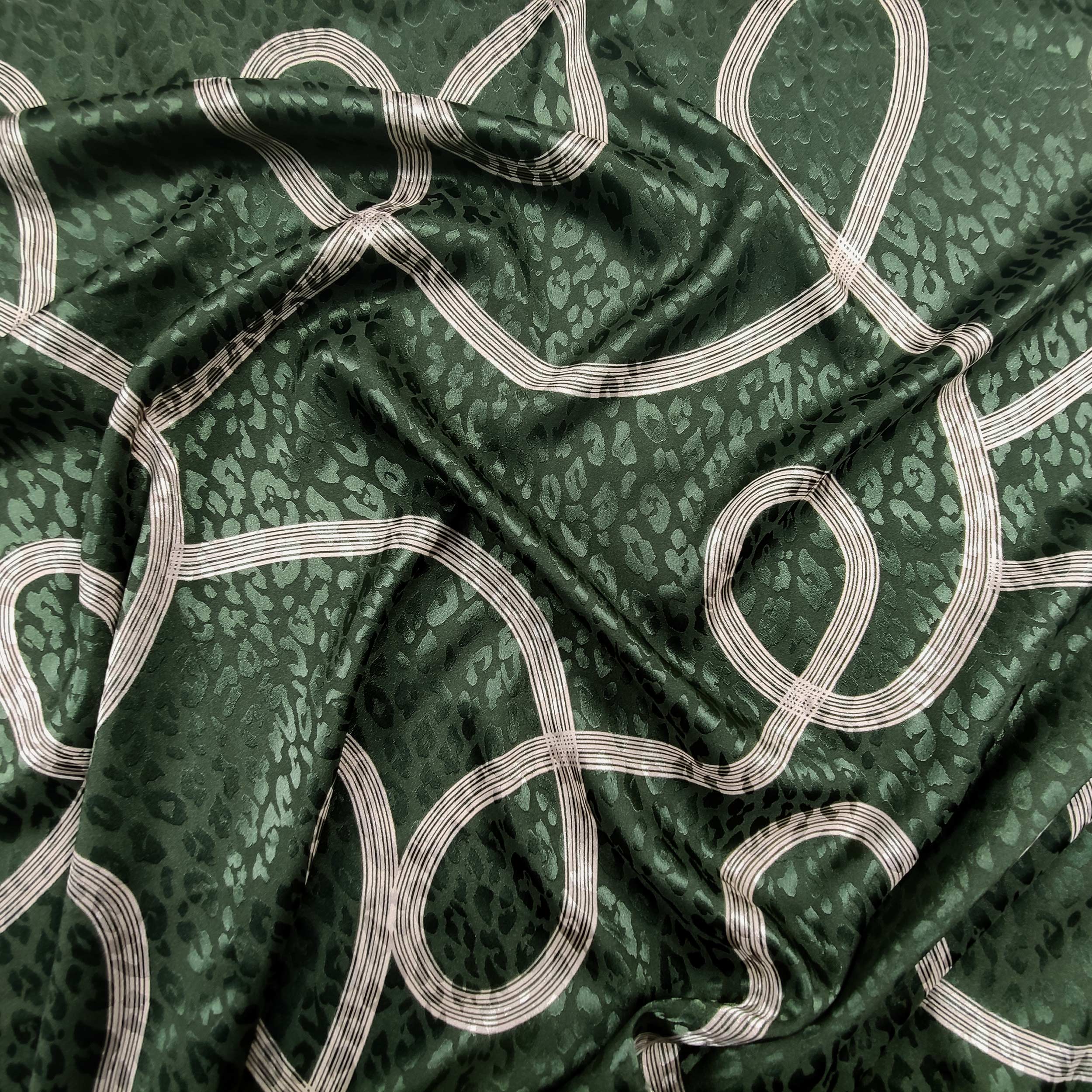Satén jacquard militar con estampado de leopardo y líneas