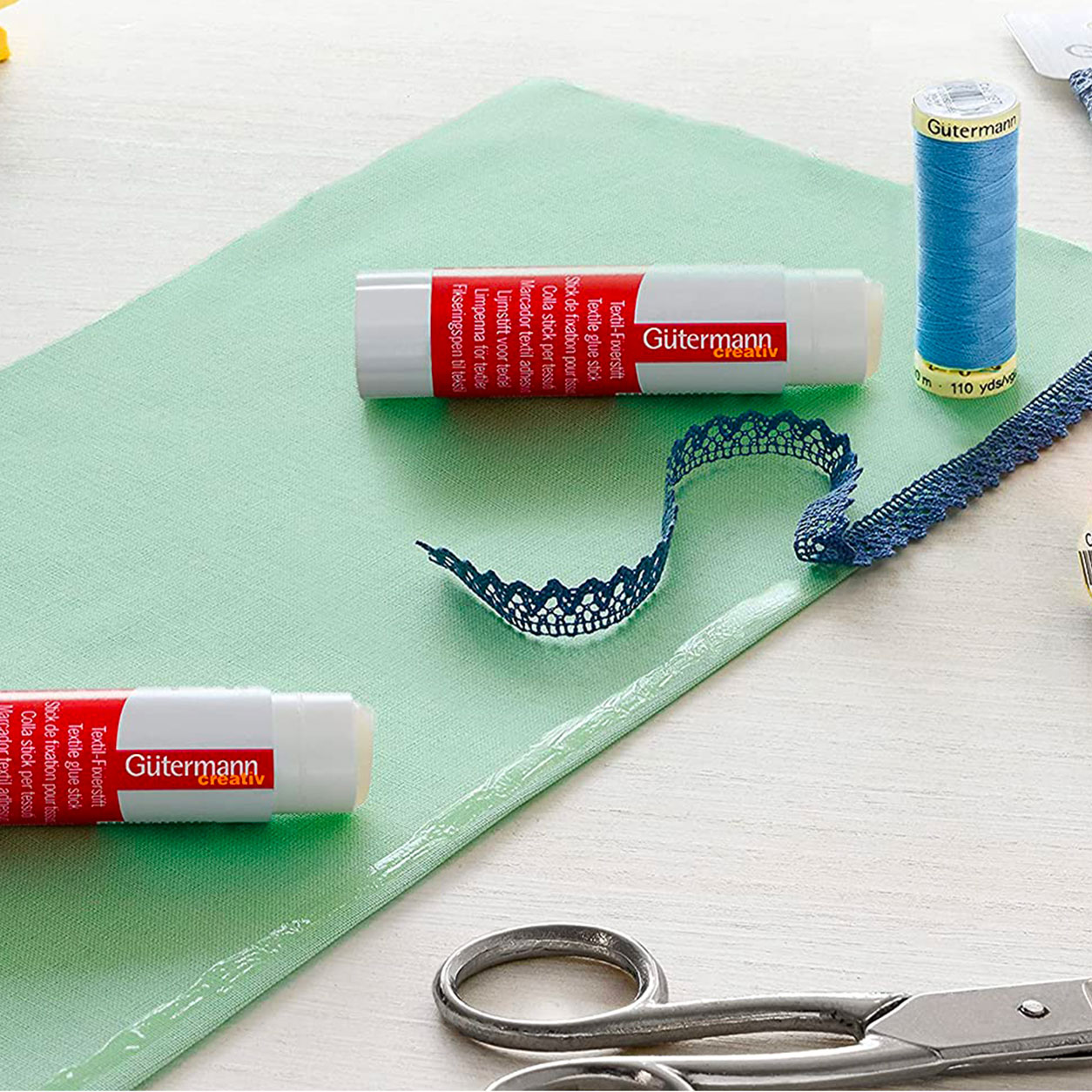 Gutermann Cucitutto 10 bobinas con barra de pegamento