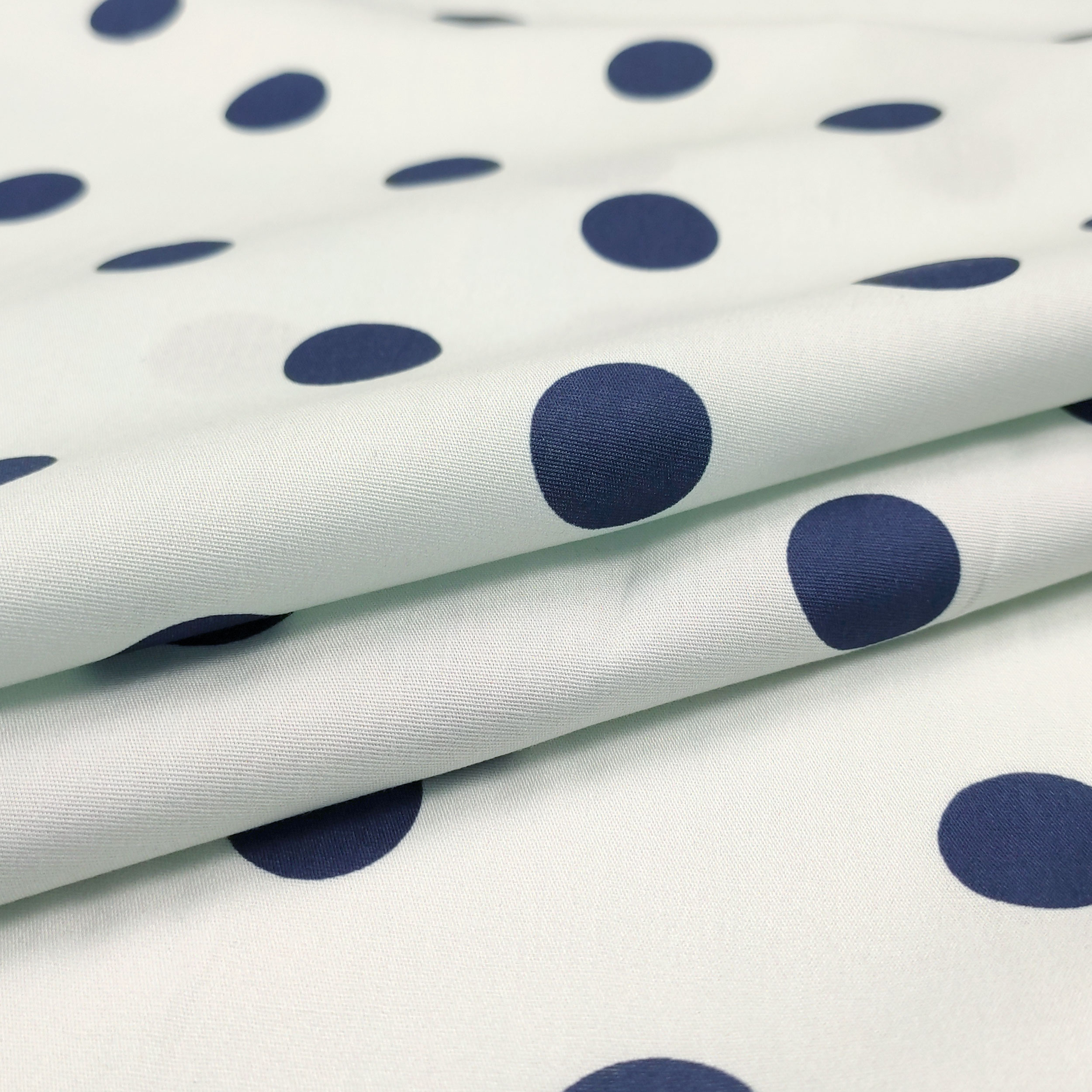 Baumwollsatin Große und kleine Polka Dots Hellblauer Hintergrund