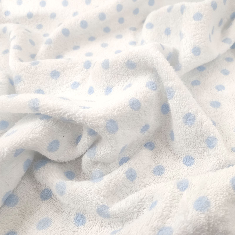 Tela esponja estampada de lunares azul claro