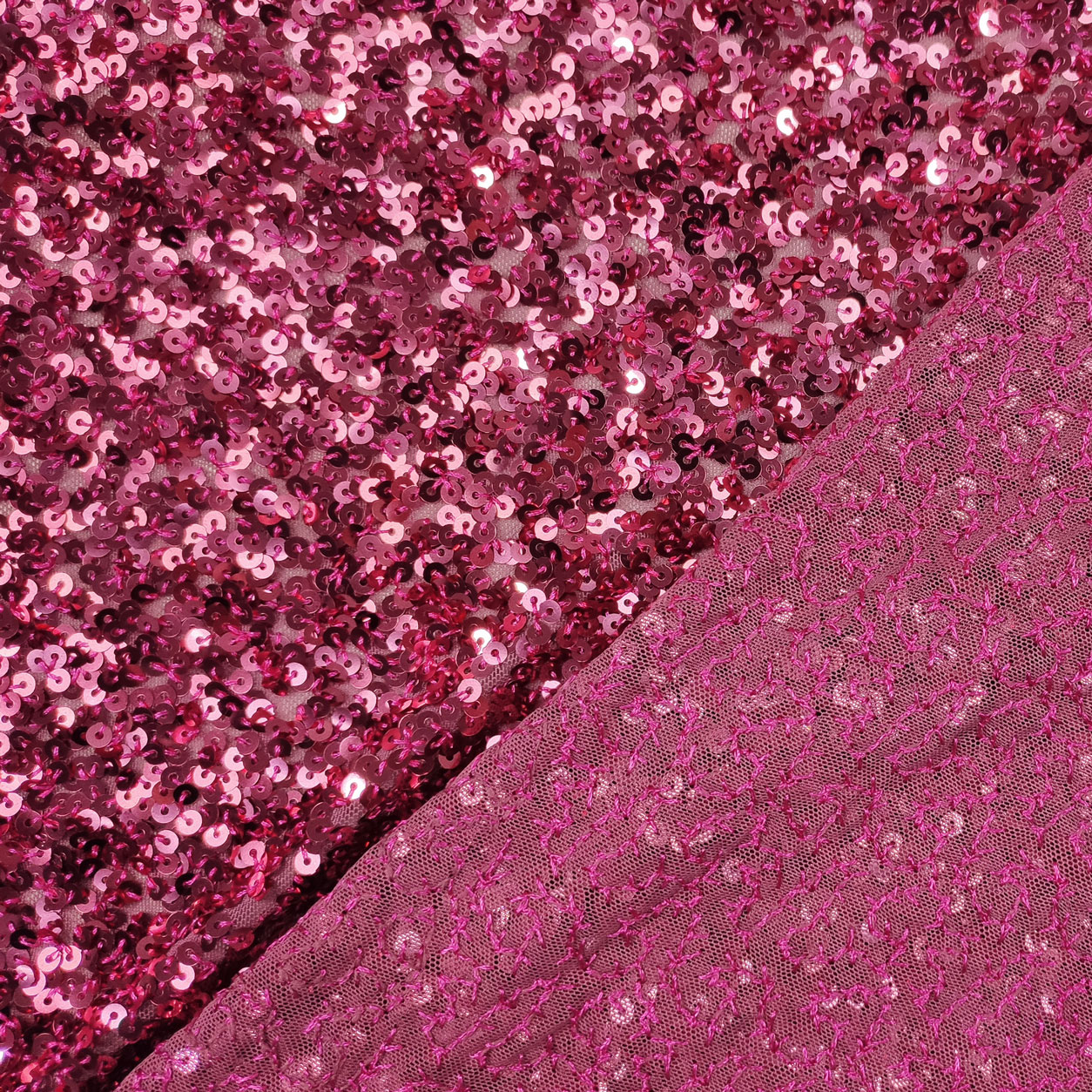 Pailletten auf Fuxia-Tüll-Stoff