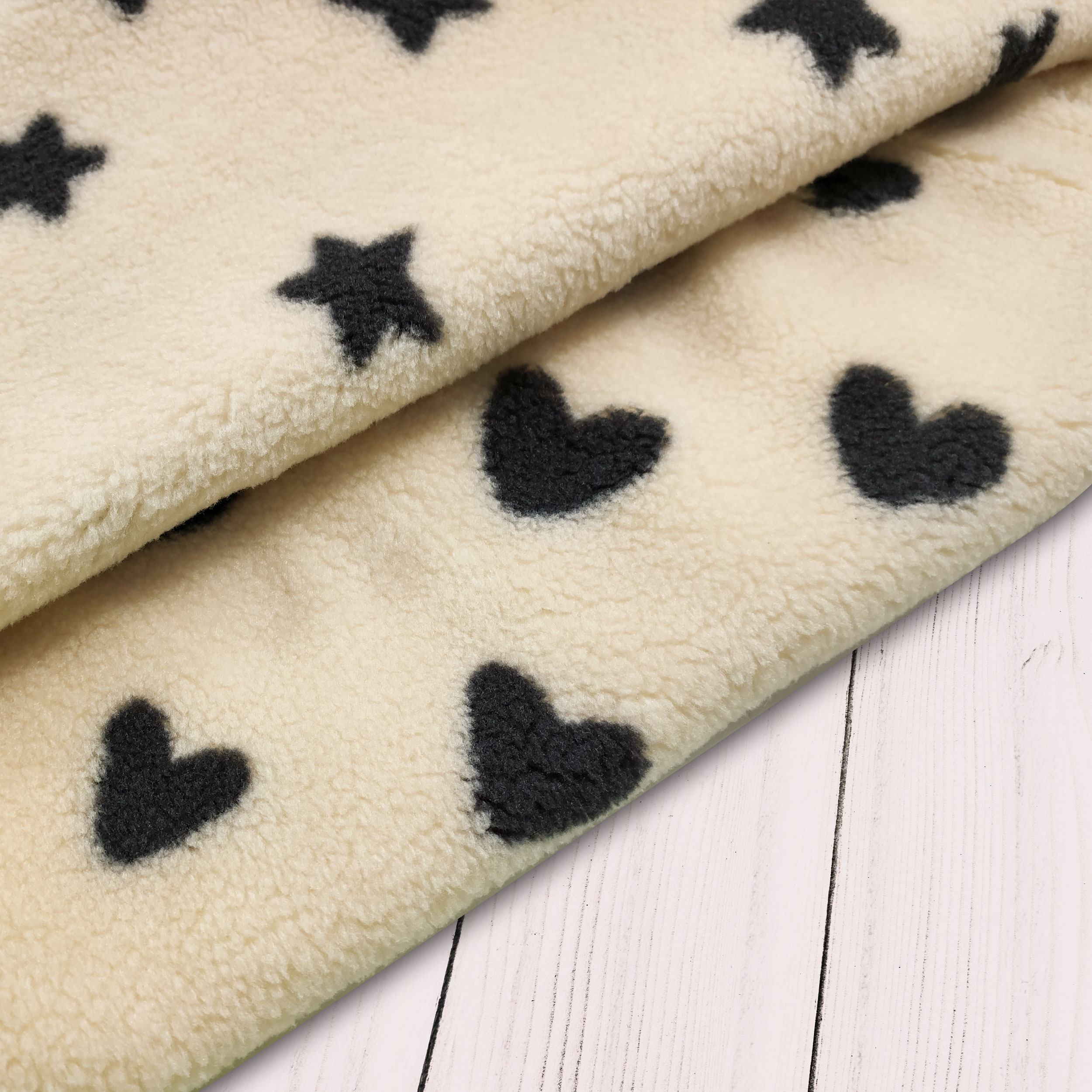Tissu Sherpa Beige Black Hearts