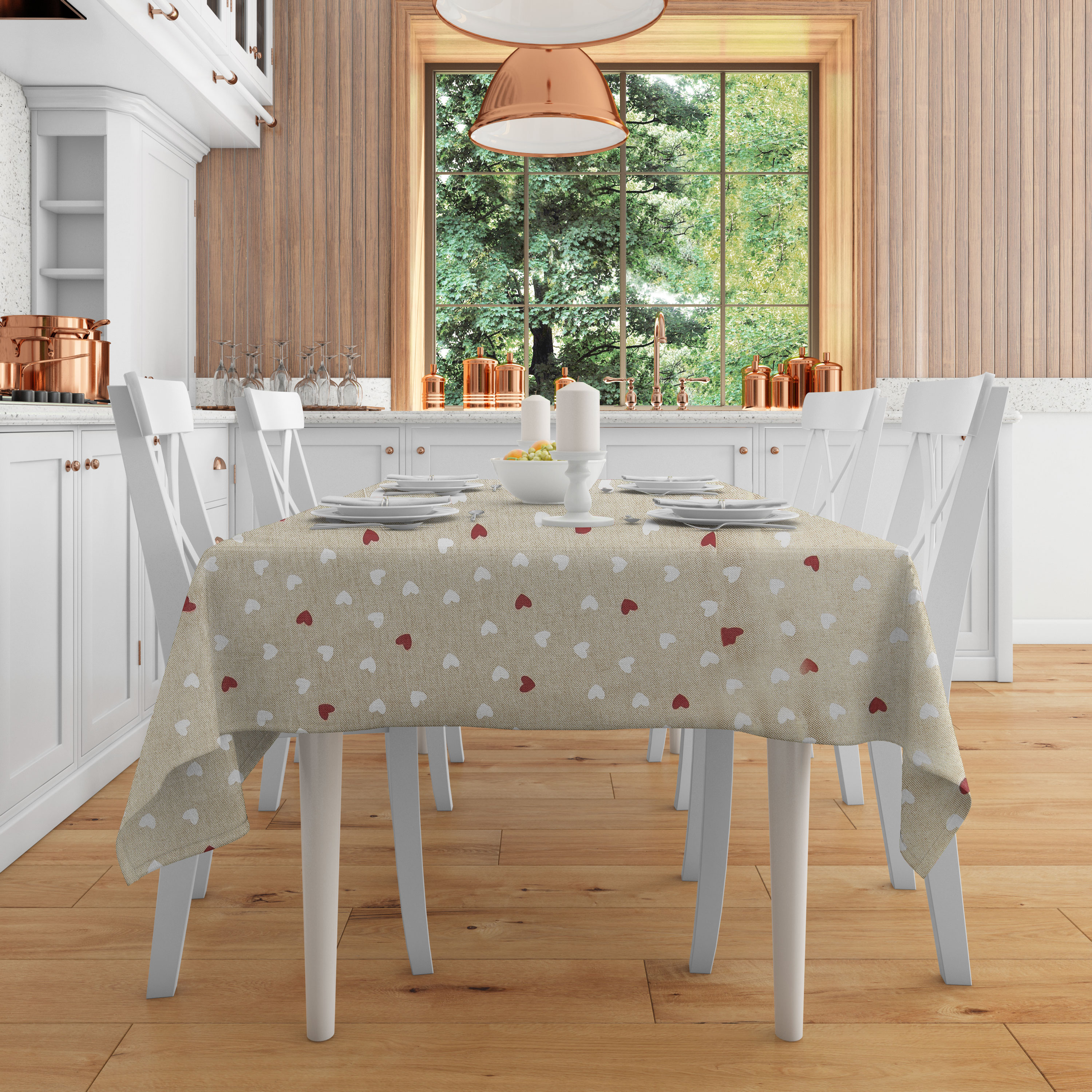 Konfektionierte Tischdecke mit roten und weißen Herzen