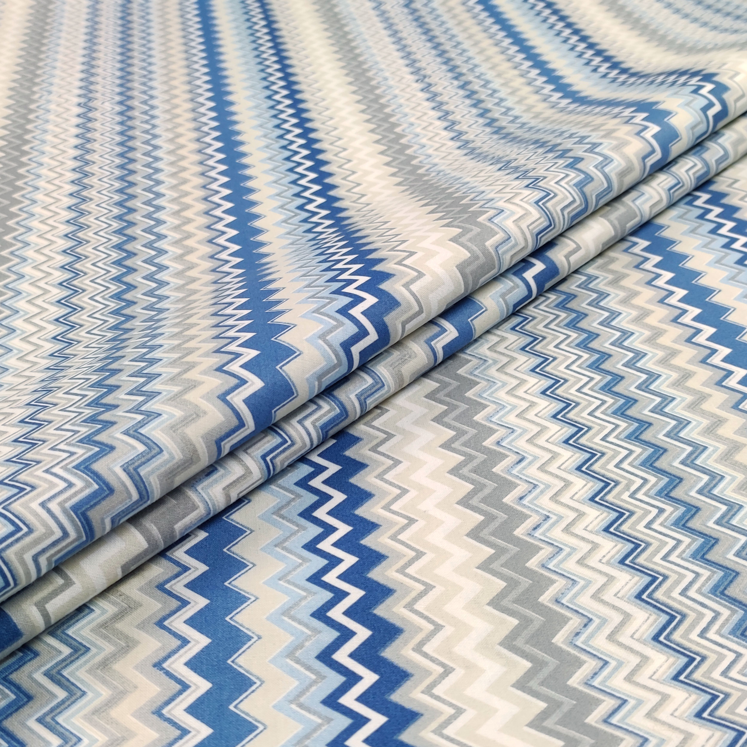 Tessuto di Cotone Zig Zag Multicolor Toni del Blu