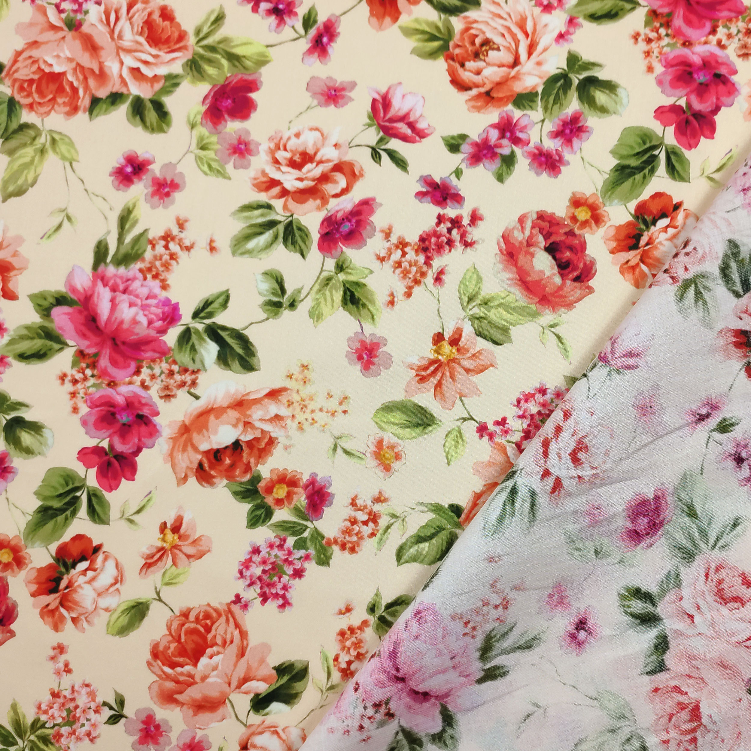 Coton Rasatello Fond écru avec fleurs Image