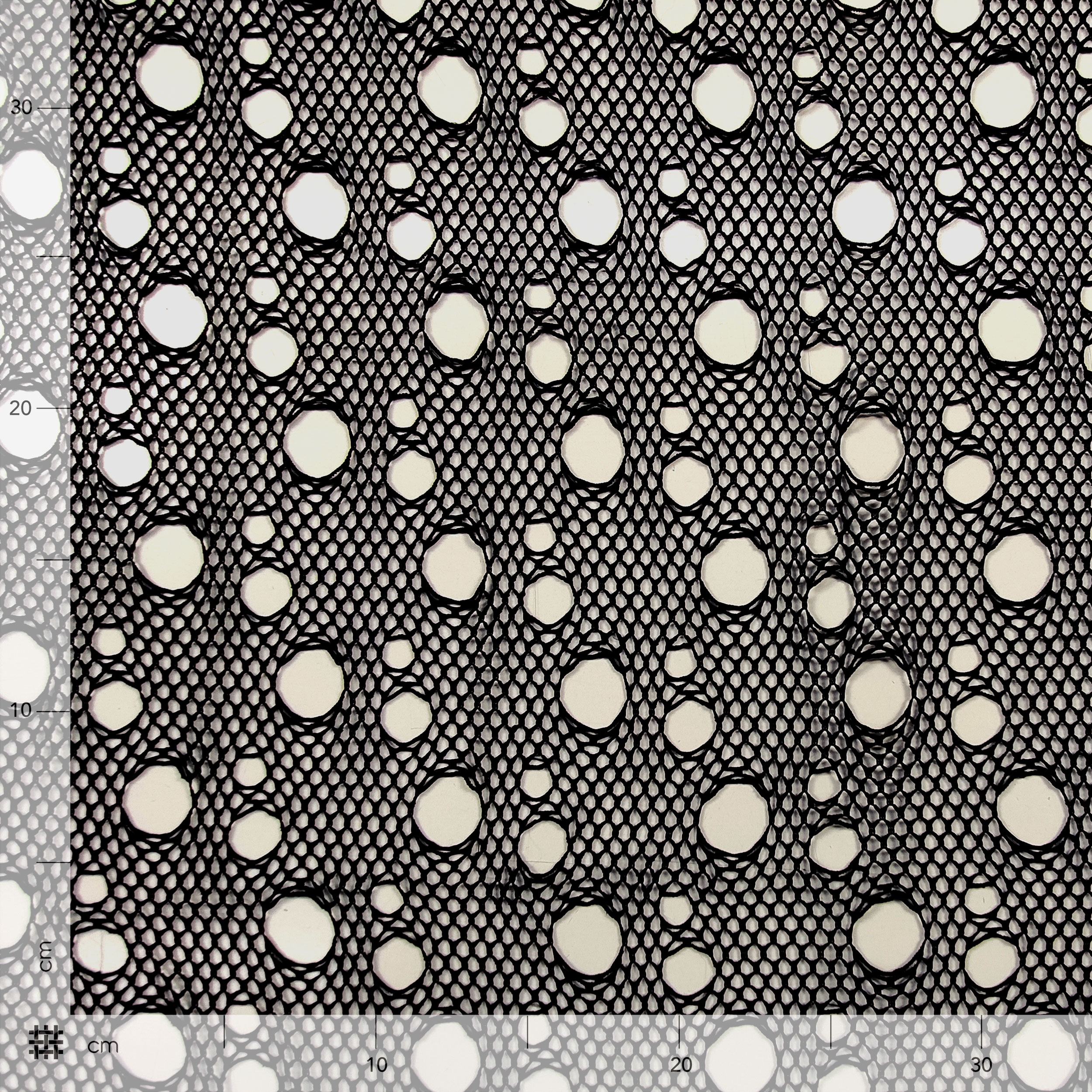 Schwarzer Mesh-Stoff mit Rissen
