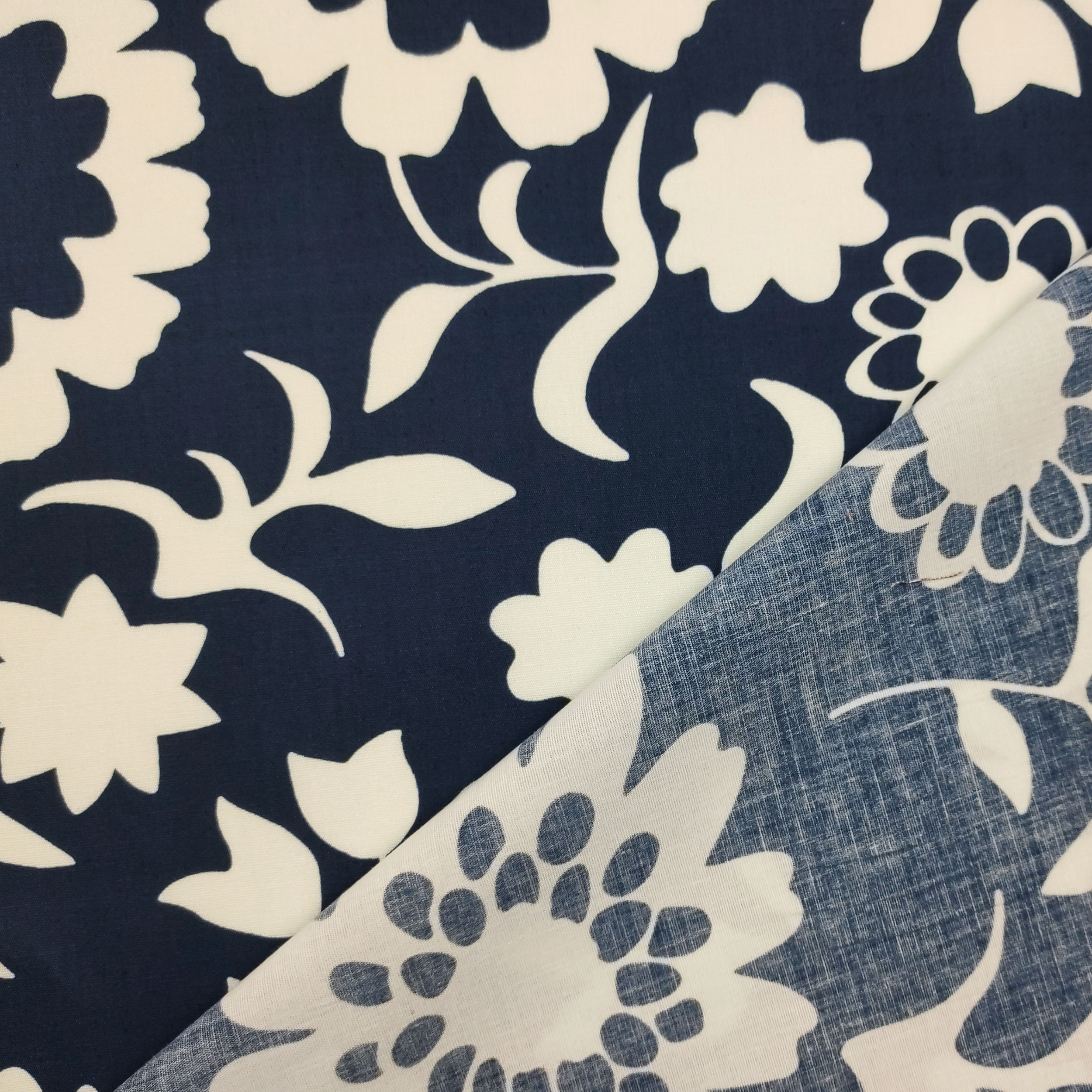 Baumwollstoff Weiße Blumen Blauer Hintergrund