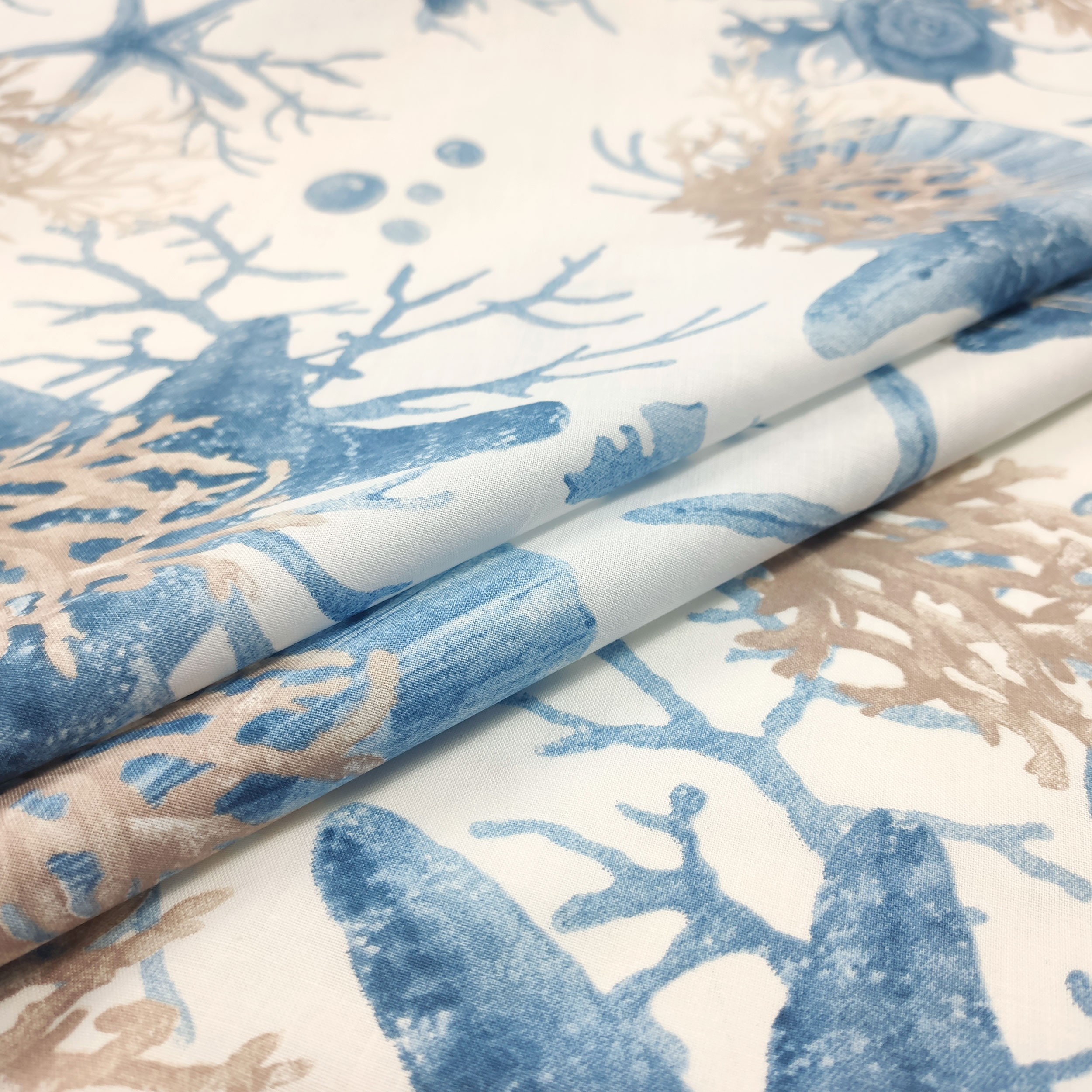 Tissu en coton avec étoiles de mer bleues et coraux Image
