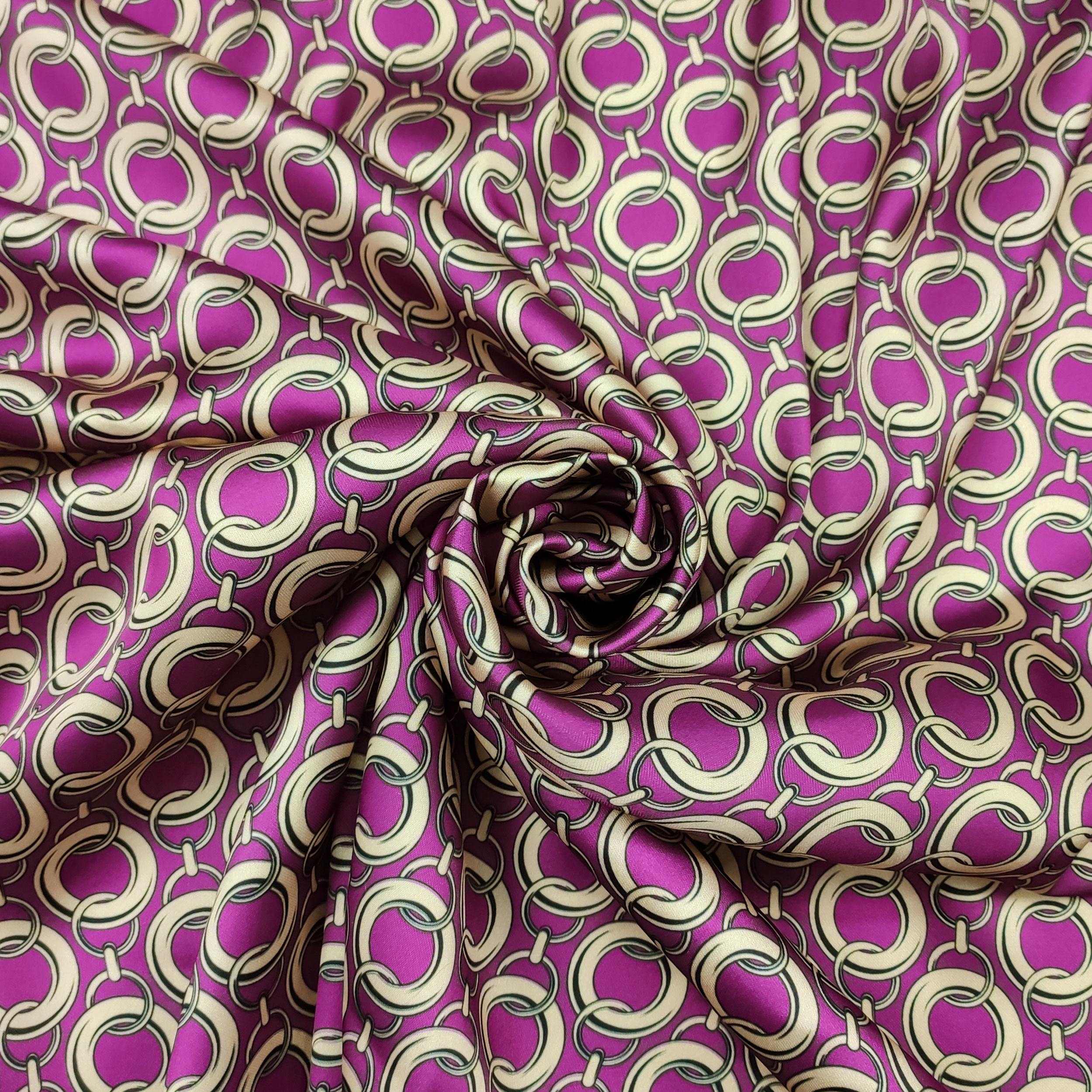Découpe Satin Cady Set Chains Orchid Background 50x150 cm Image