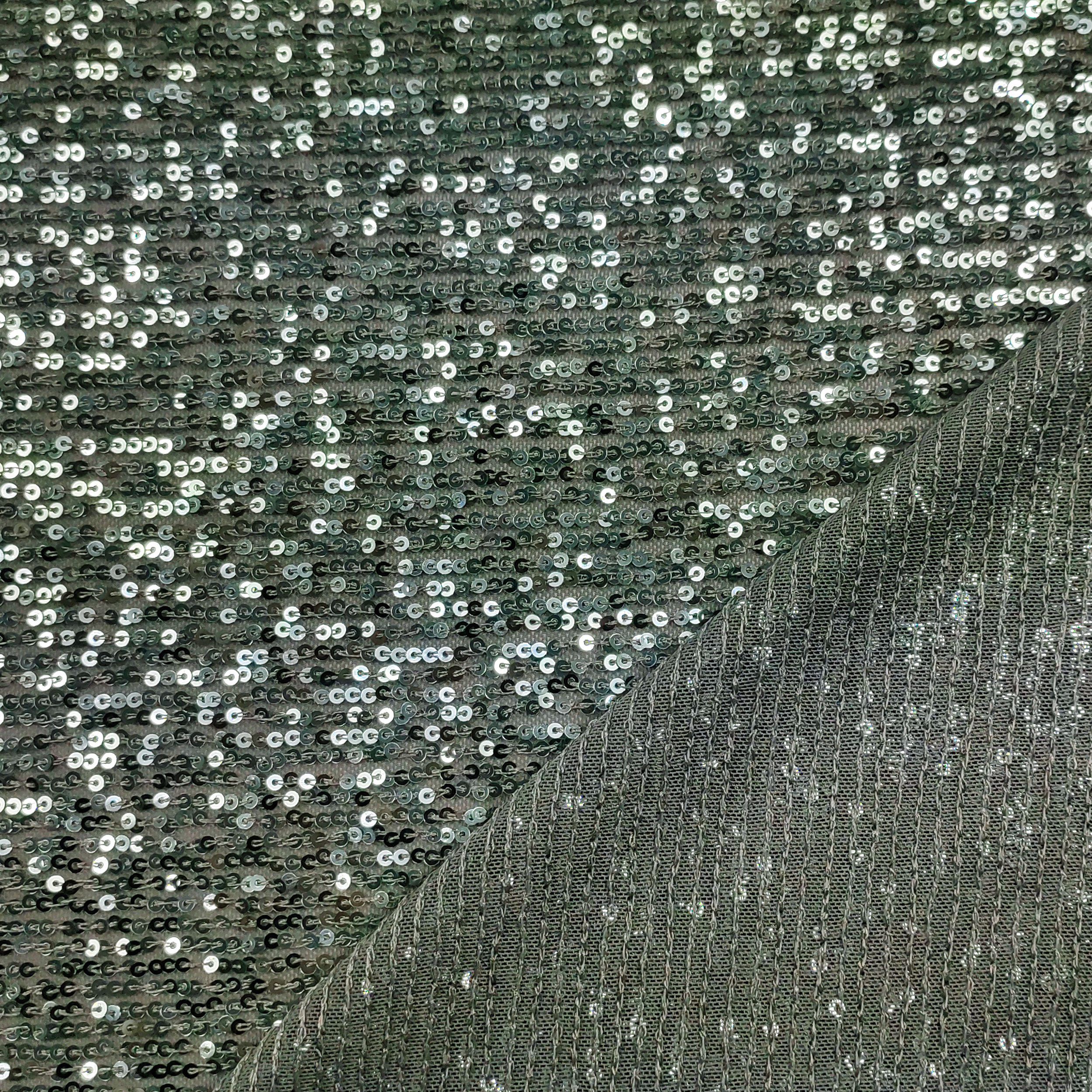 Paillettes vertes sur tissu de tulle gris