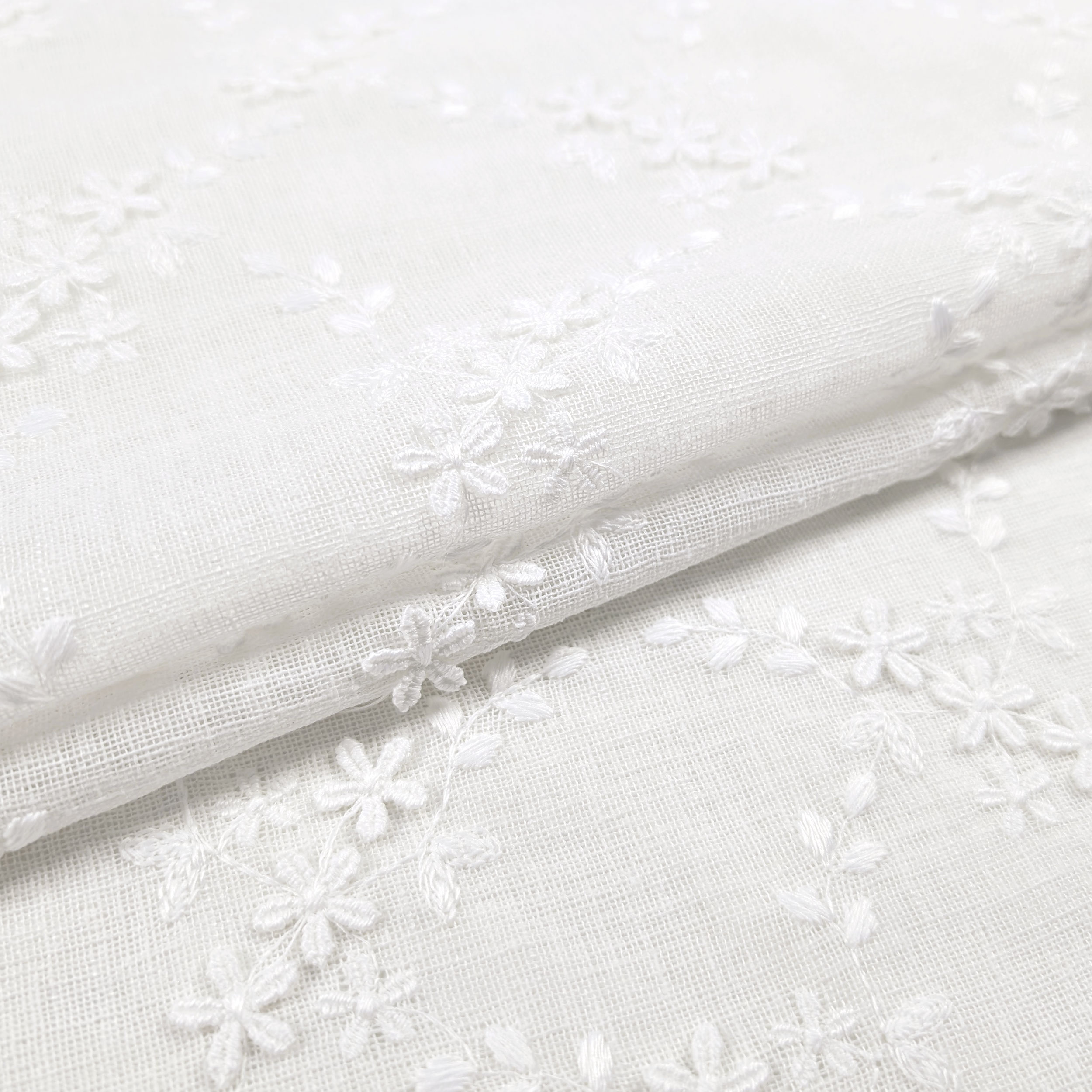 Scalloped Curtain Fabric Fiorellini White Image