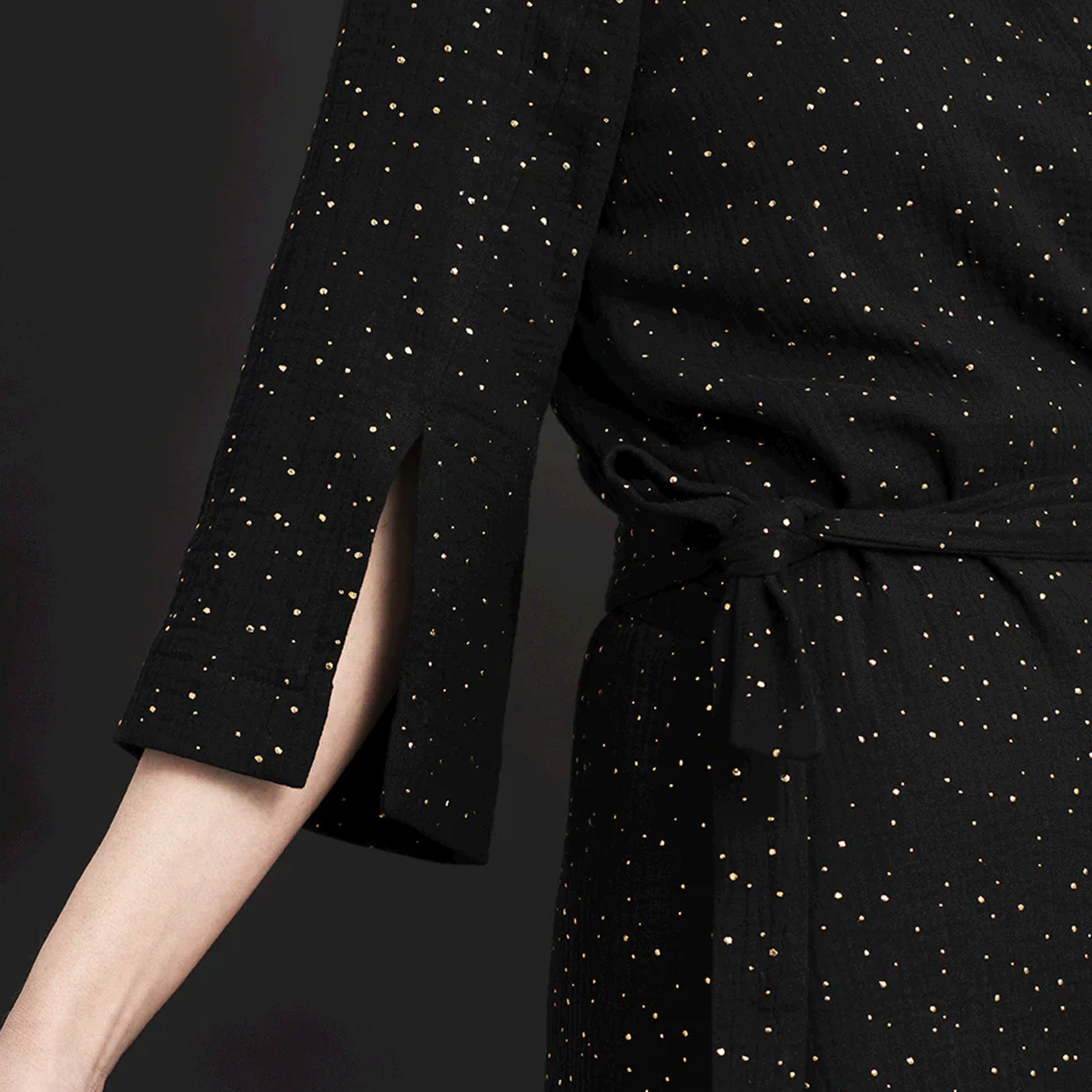 Schwarzer Baumwollmusselin mit goldenen Polka Dots