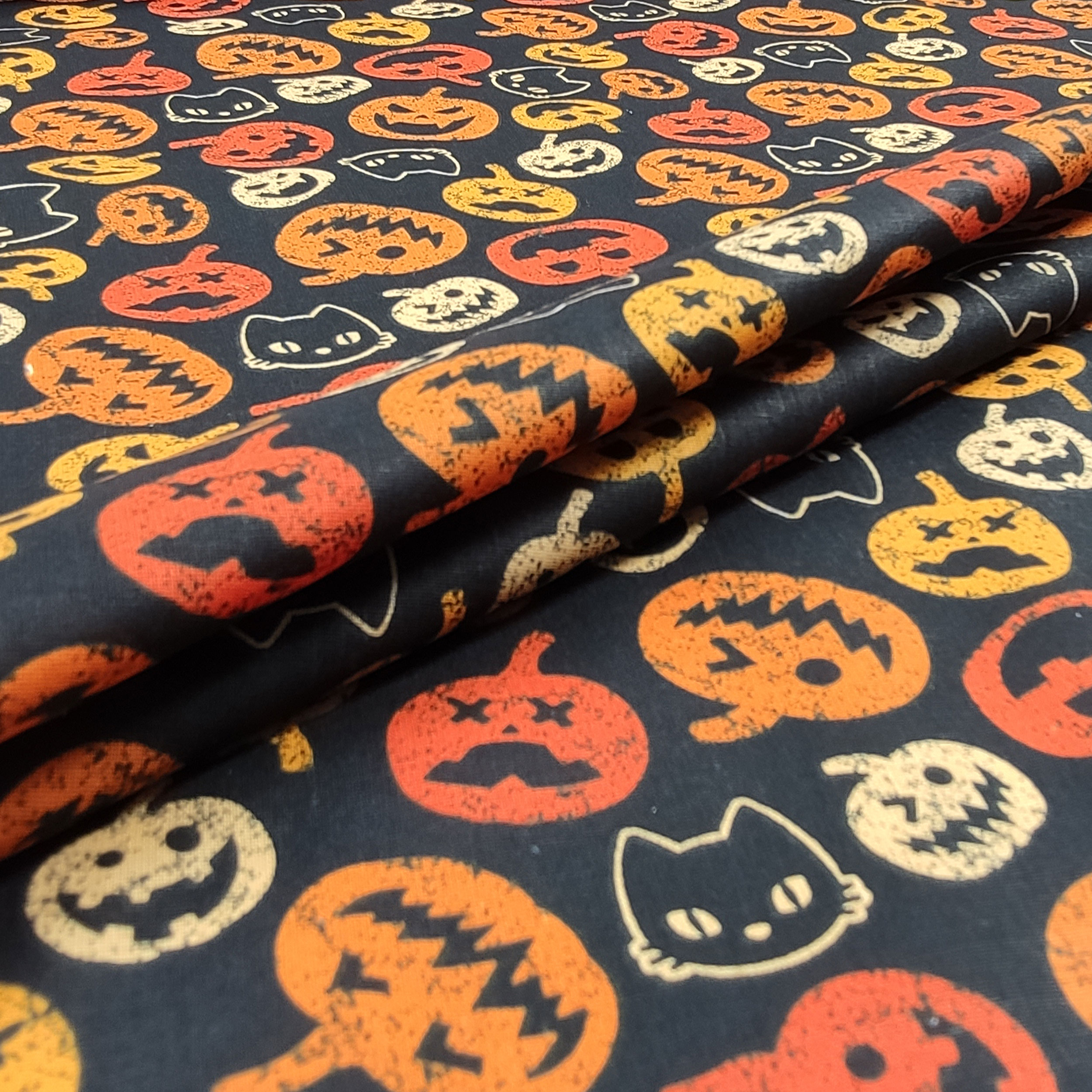 Halloween-Kürbisse und Katzen aus Baumwollstoff