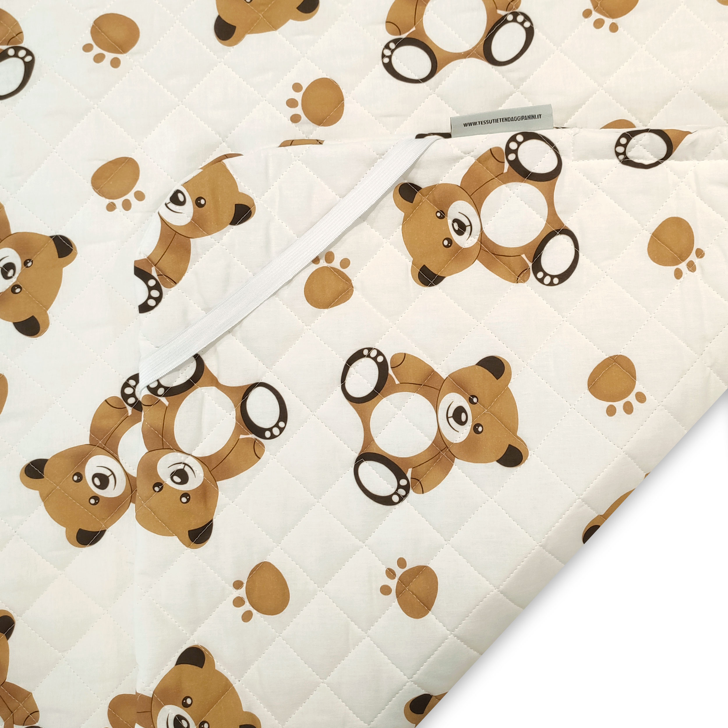 Ours en sac de couchage Fond blanc