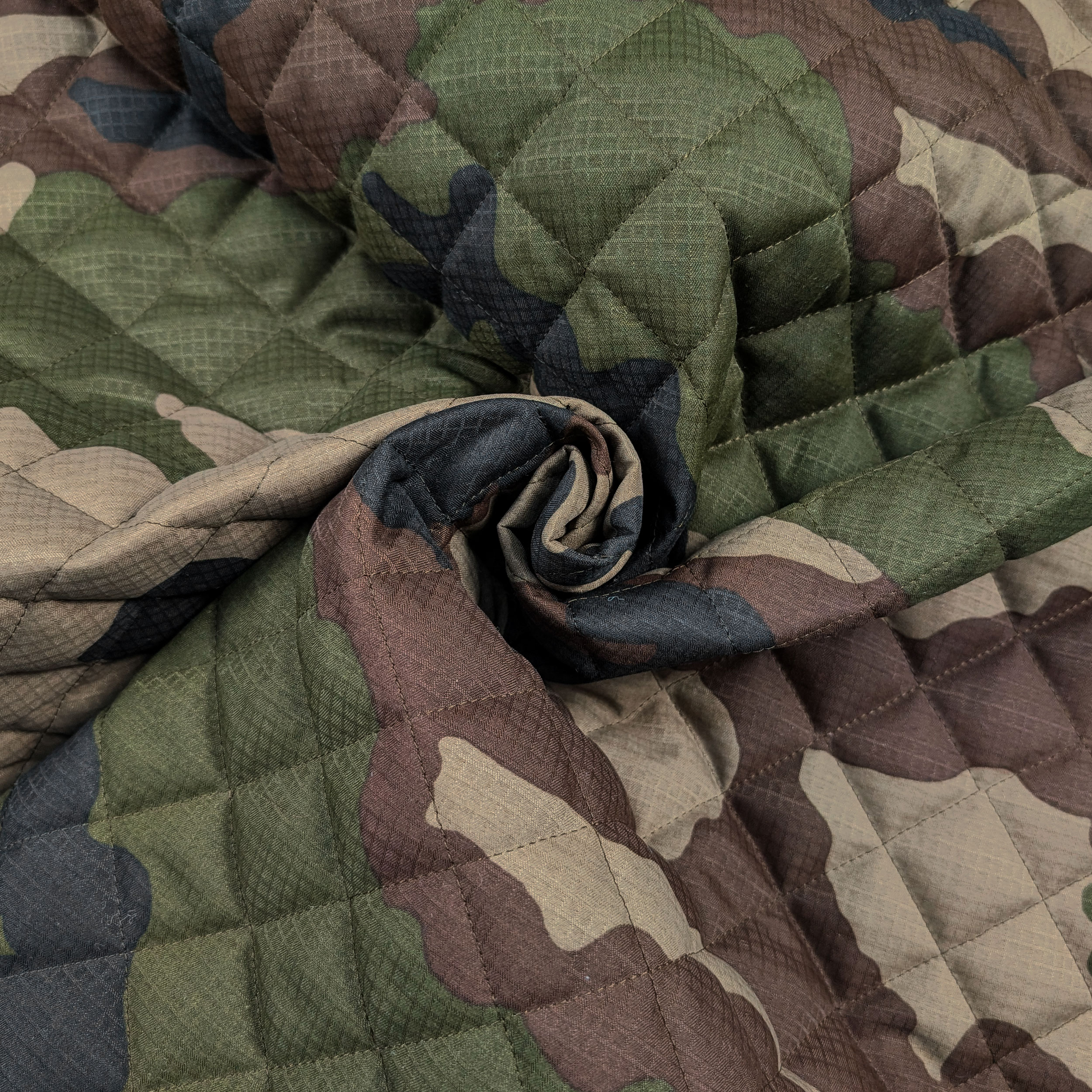 Tejido acolchado con estampado de camuflaje Image