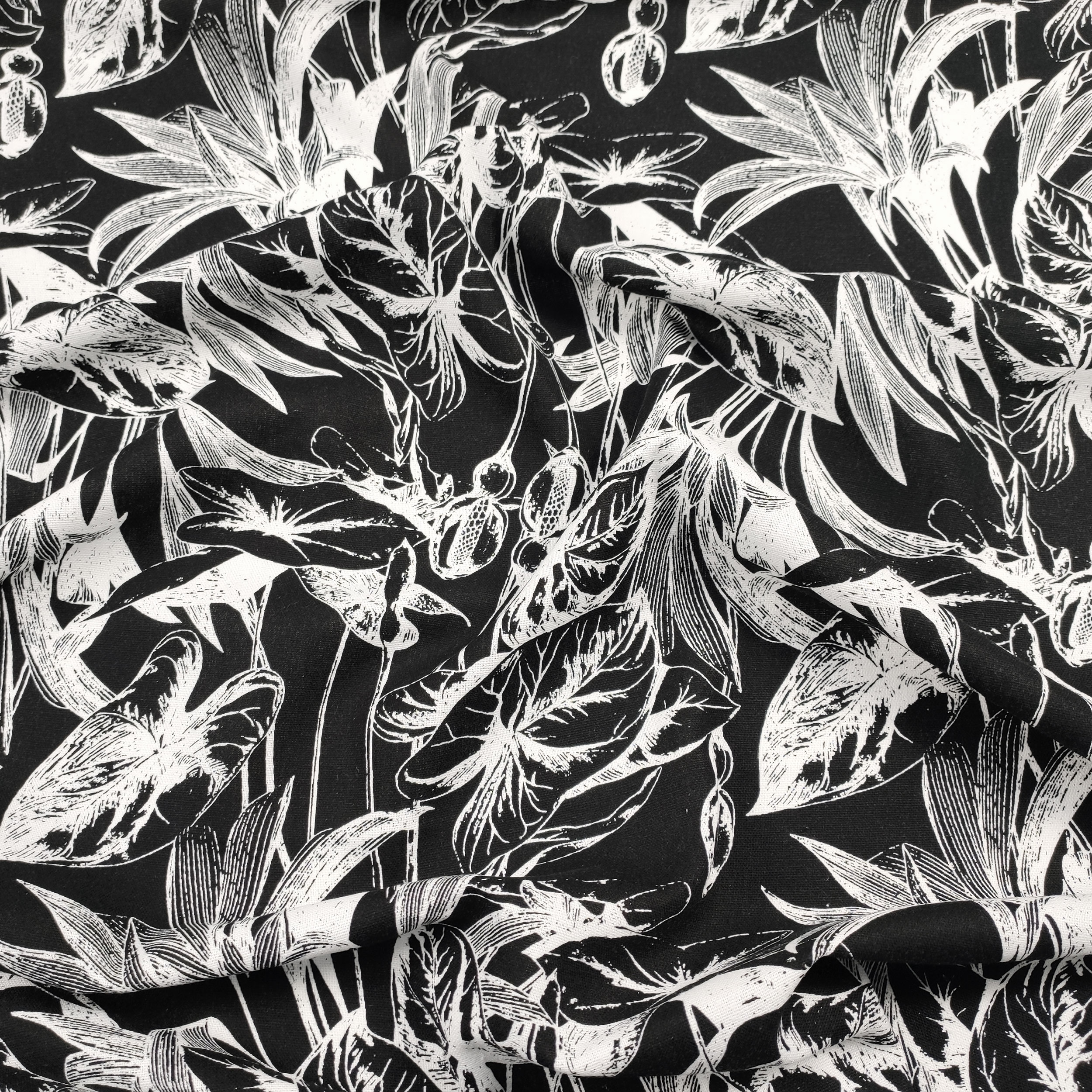 Mezcla de lino con hojas tropicales en blanco y negro