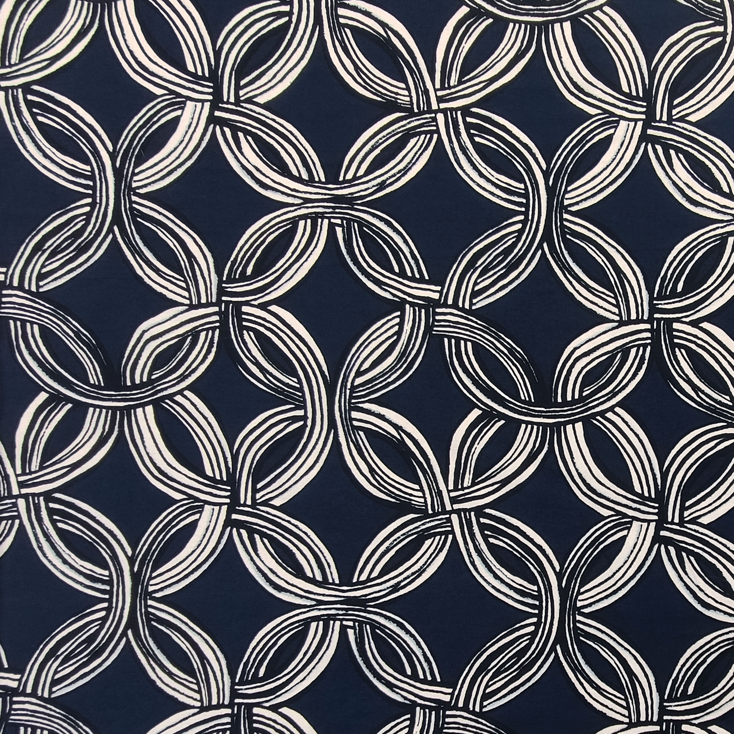 Mezcla de viscosa azul marino con estampado de círculos entrelazados