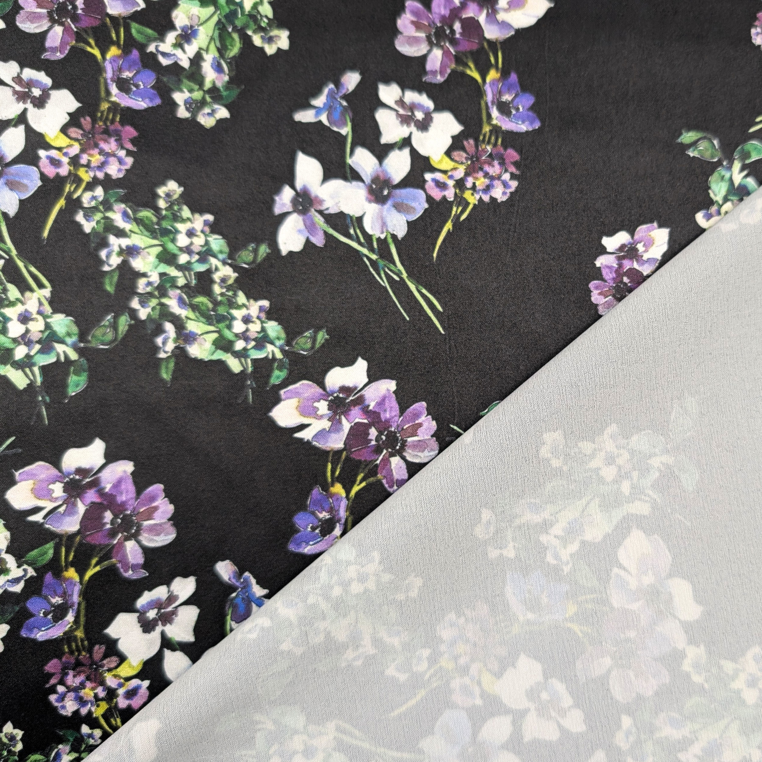 Satin élastiqué Fleurs lilas Fond noir Image