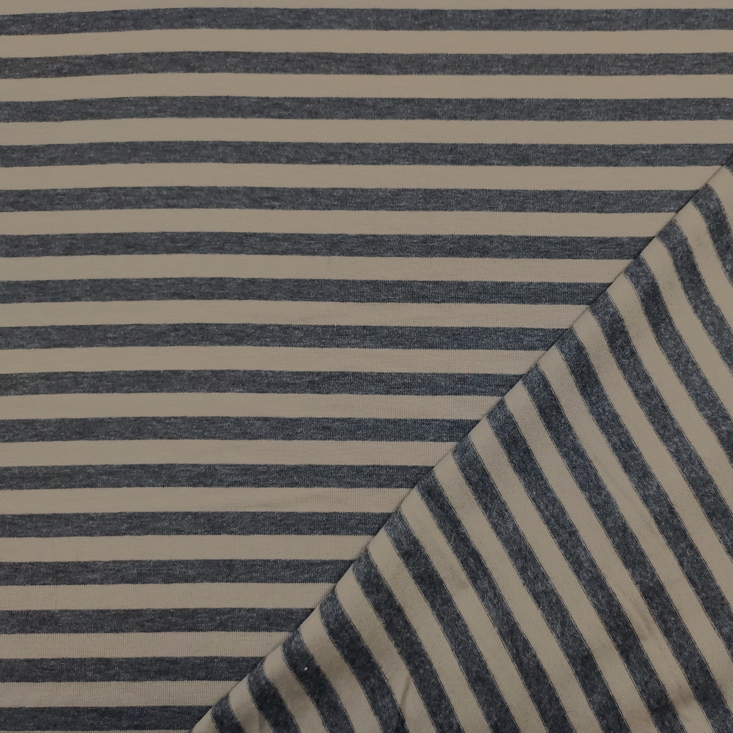 Beige und Anthrazit gestreiftes Jersey