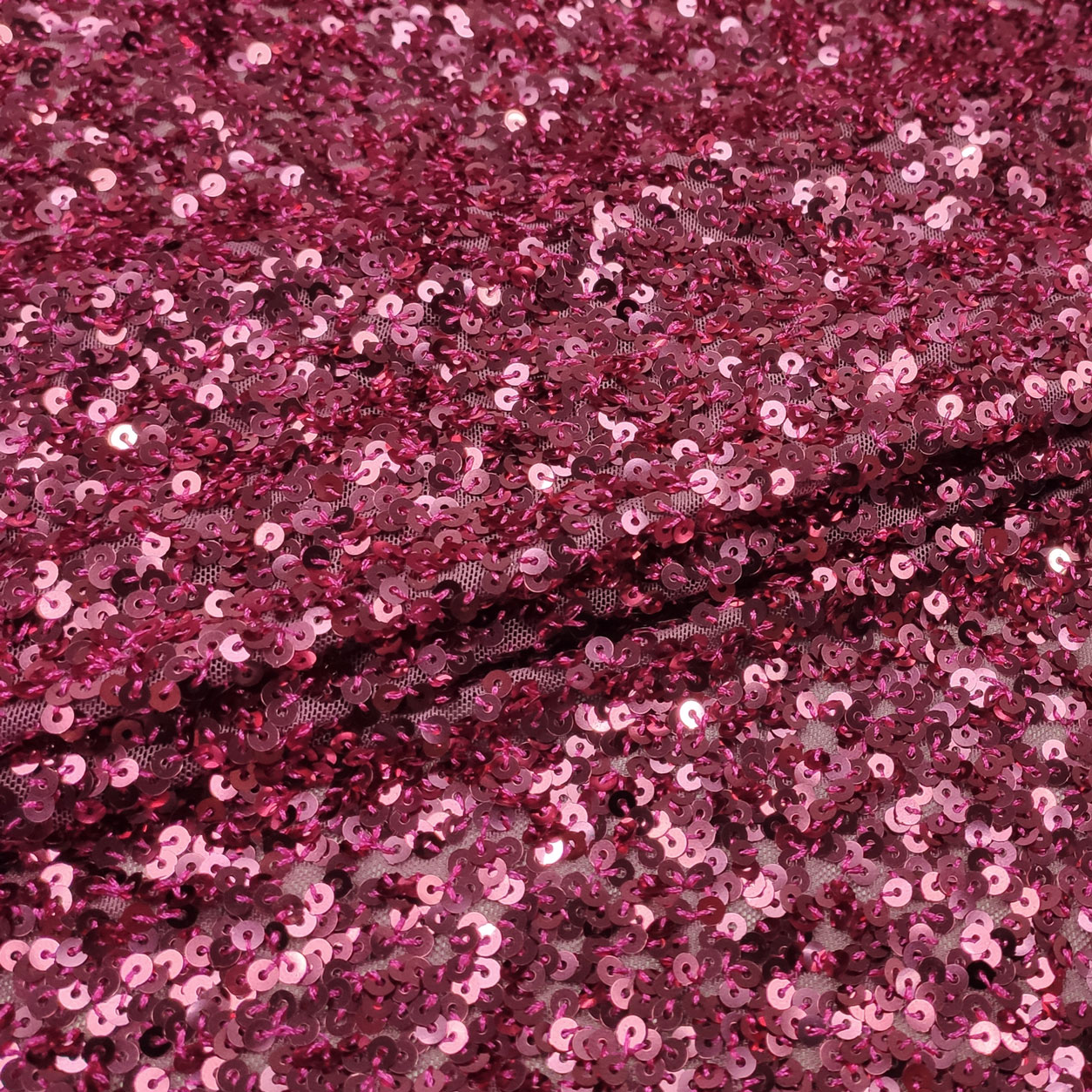 Pailletten auf Fuxia-Tüll-Stoff