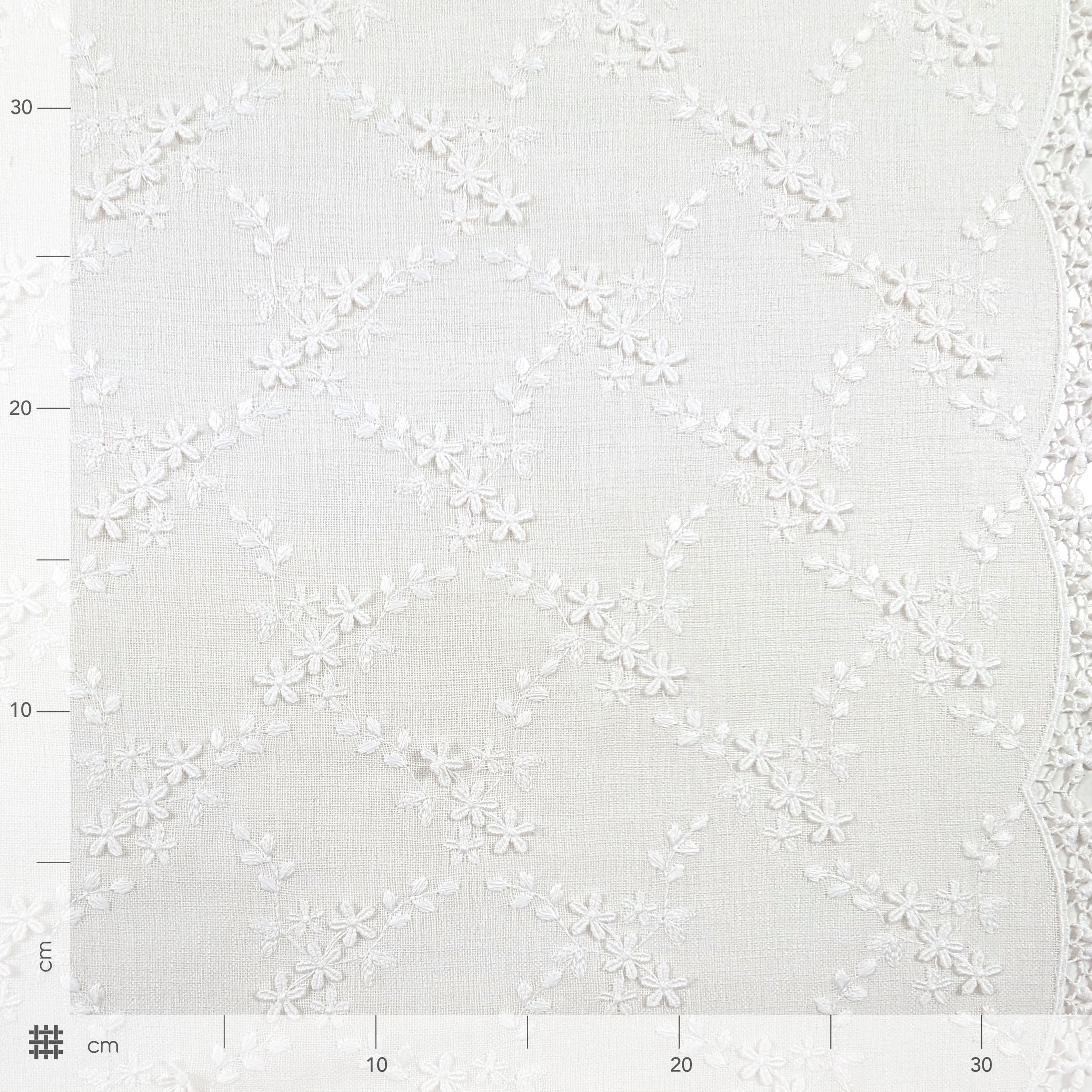 Scalloped Curtain Fabric Fiorellini White Image