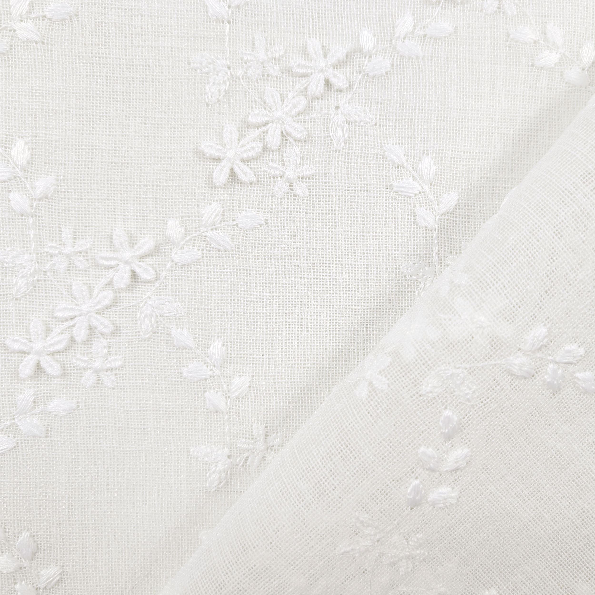 Scalloped Curtain Fabric Fiorellini White Image