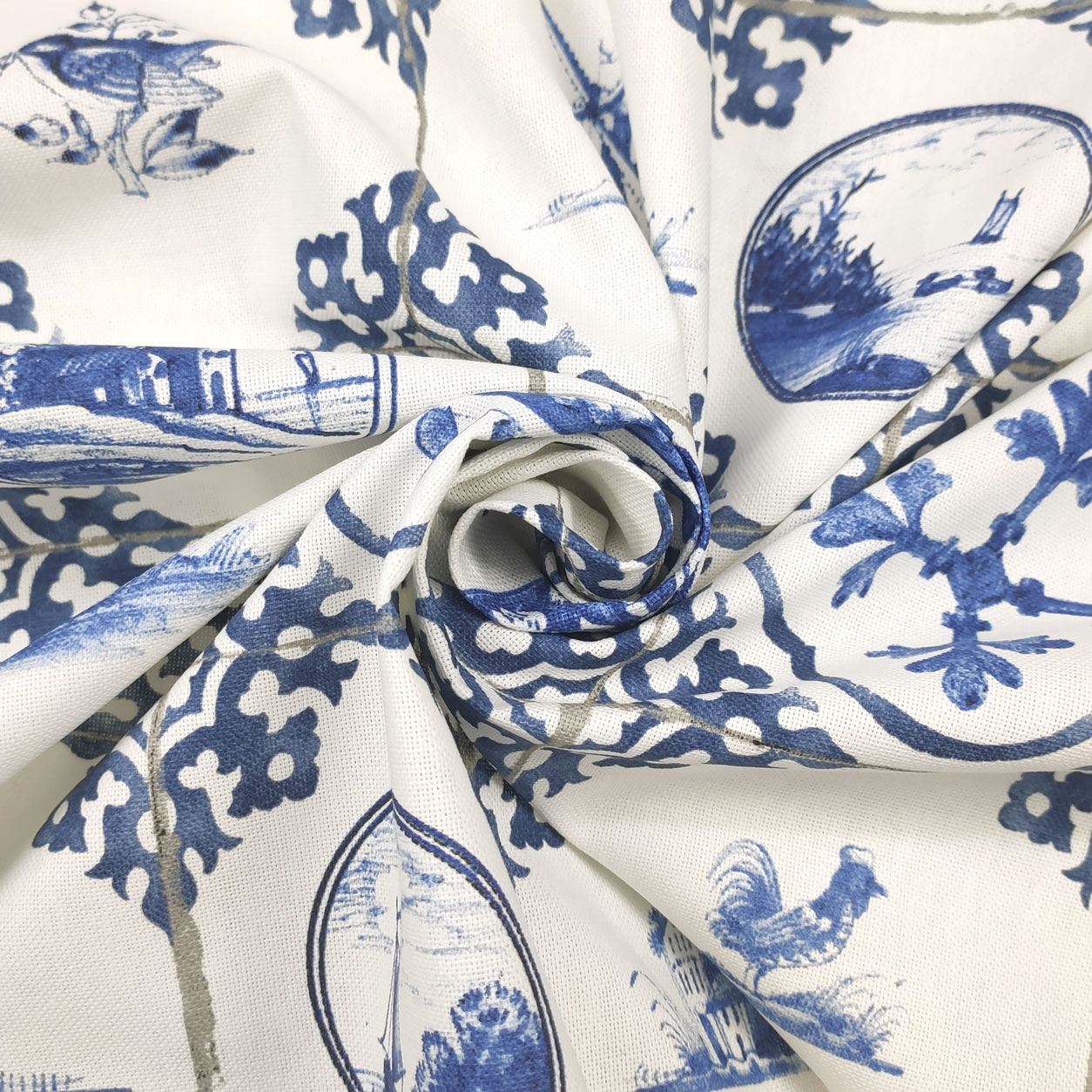 tessuto-misto-cotone-piastrelle-con-decori-blu