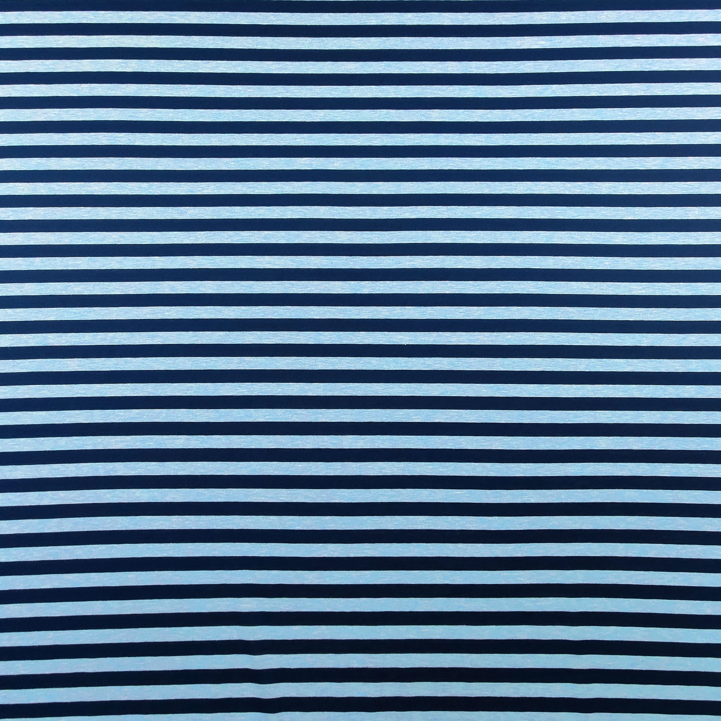 Blau und blau gestreifter Baumwolljersey