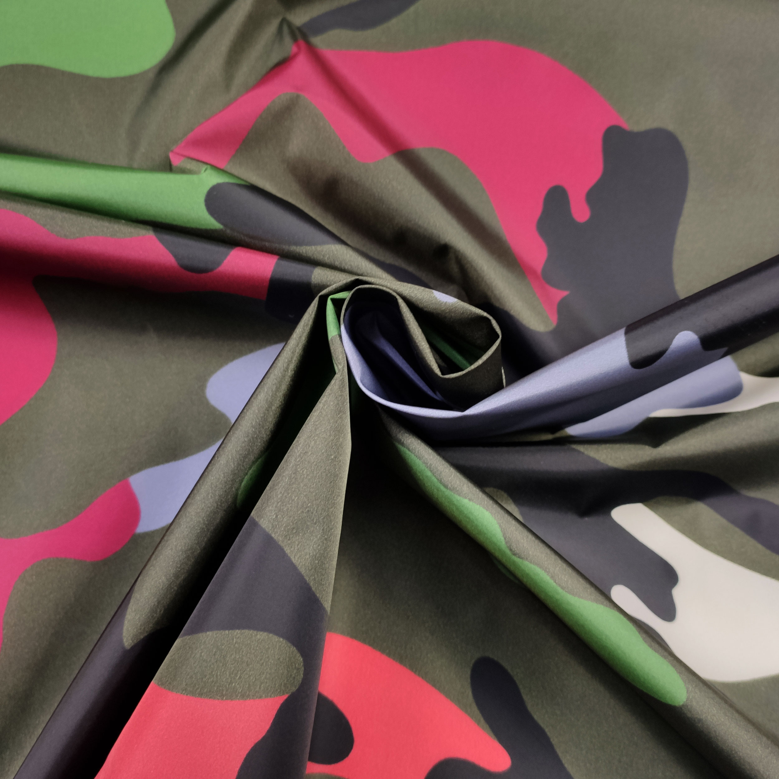 Toile imperméable camouflage multicolore