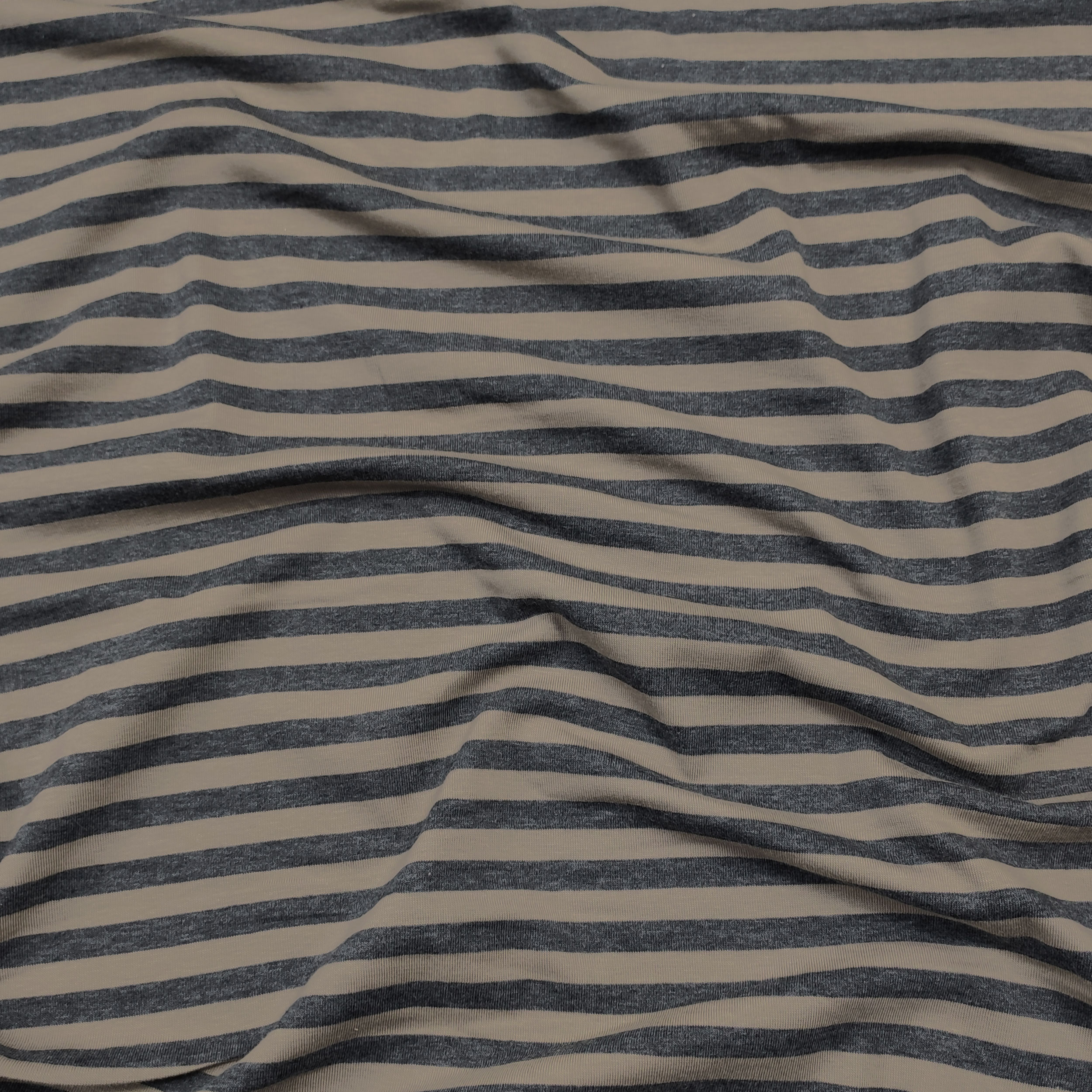 Beige und Anthrazit gestreiftes Jersey
